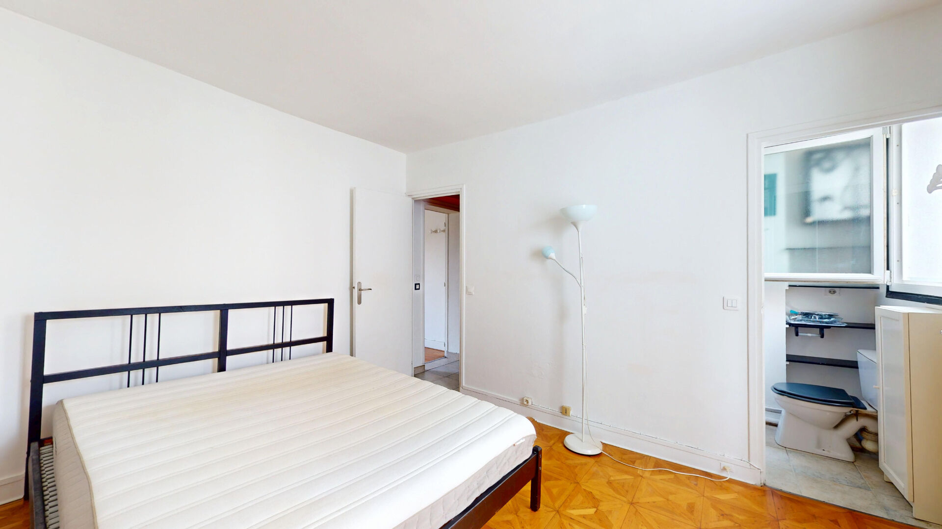 Chambre donnant sur la salle de bains avec WC — appartement 2 pièces, 6 rue Hassard, Paris 19e