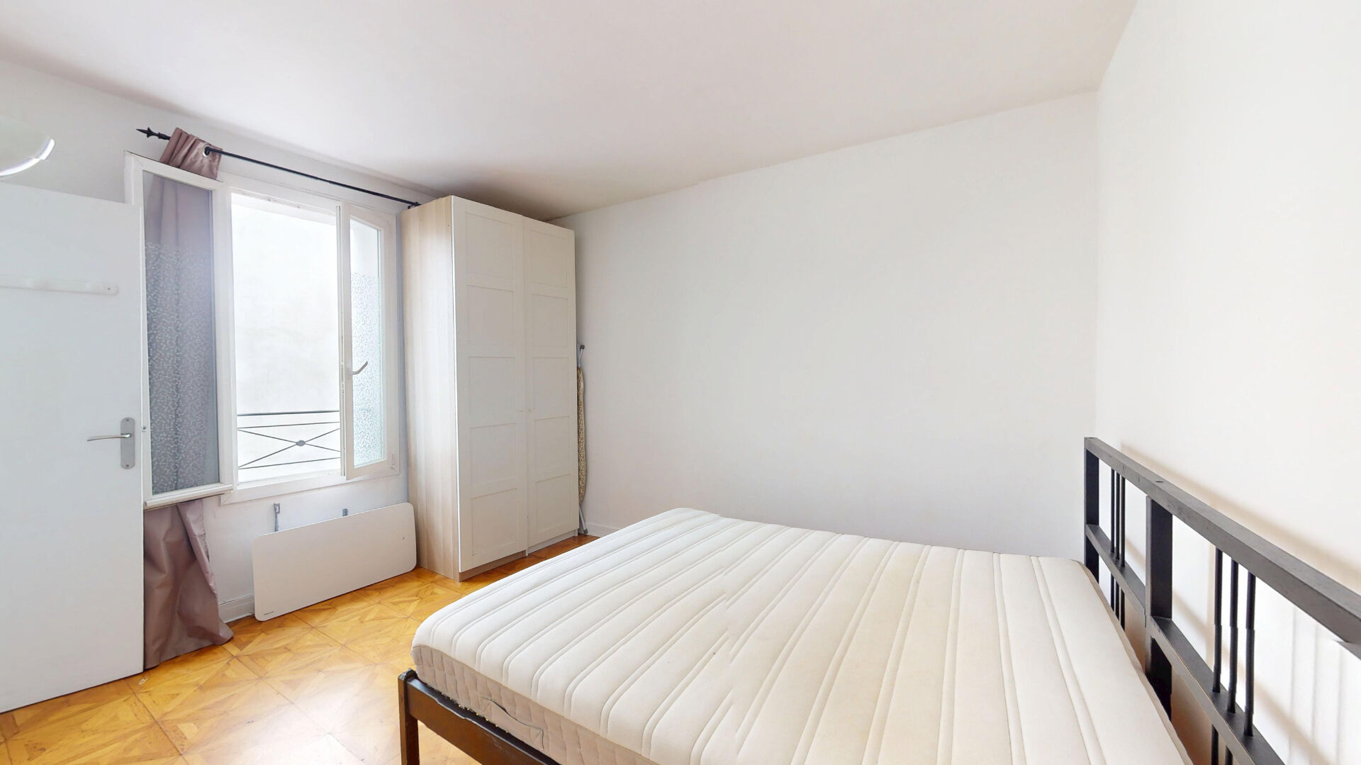 Chambre avec fenêtre et grand placard — appartement 2 pièces, 6 rue Hassard, Paris 19e