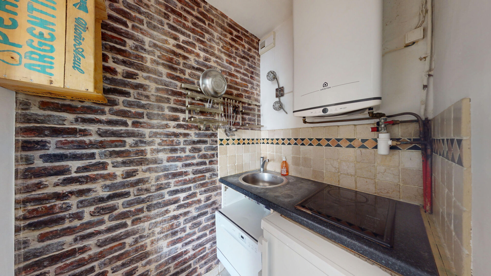 Cuisine indépendante équipée avec mur de briques — appartement rue Hassard, Paris 19e