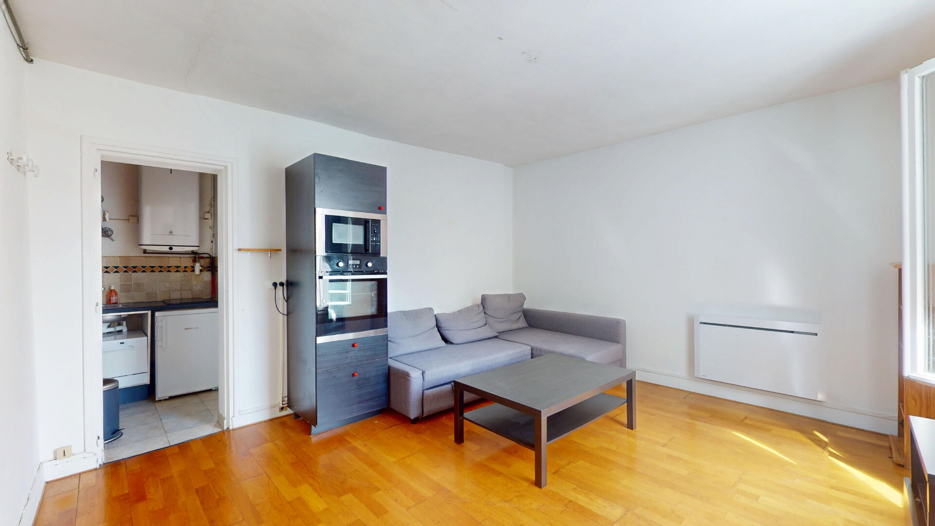 Séjour ouvert sur la cuisine indépendante — appartement 2 pièces, 6 rue Hassard, Paris 19e
