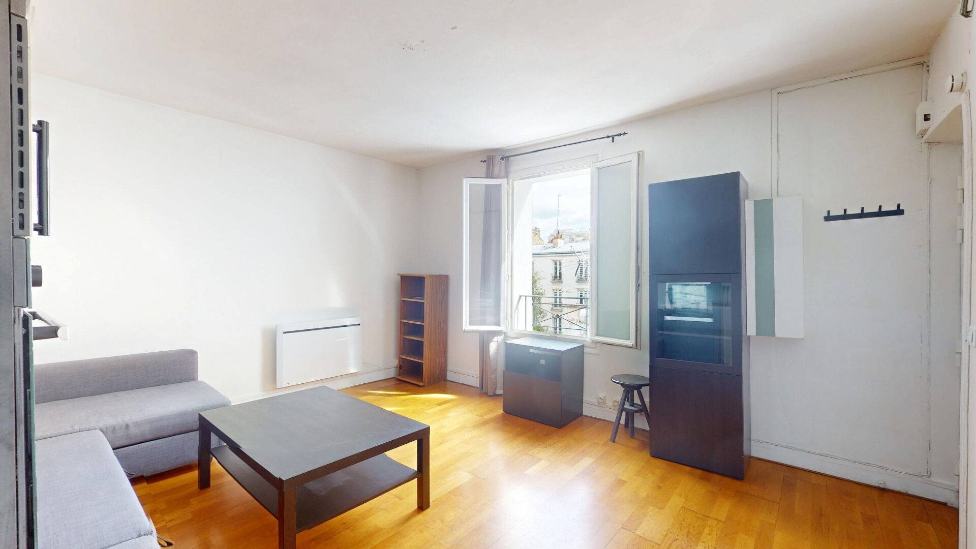 Séjour lumineux avec parquet — appartement 2 pièces 34 m², 6 rue Hassard, Paris 19e