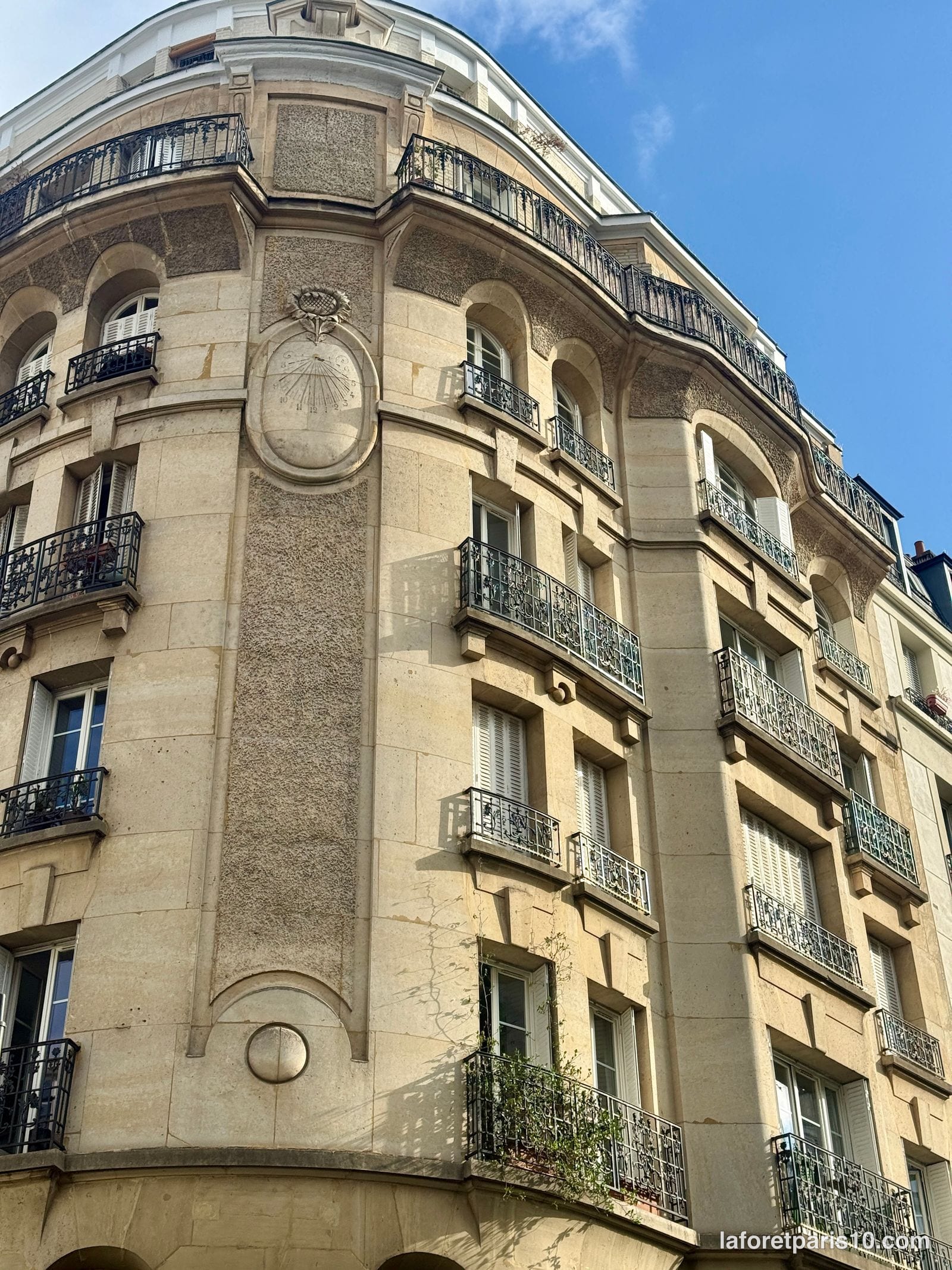 You are currently viewing 196 rue Saint-Maur, Paris 10e — immeuble au cadran solaire