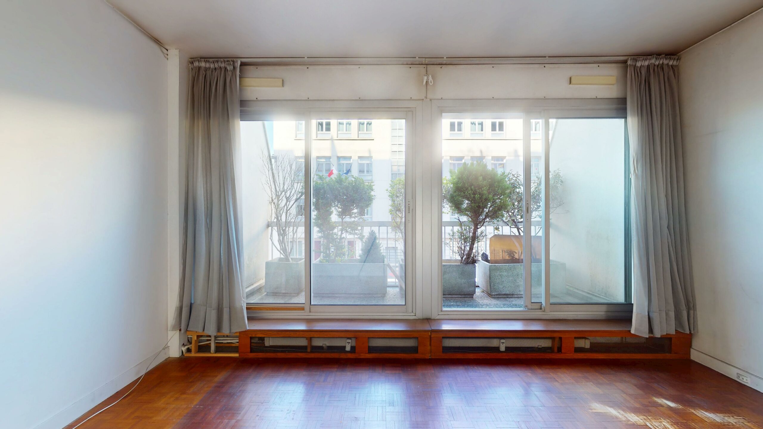 Chambre et sa loggia — appartement 4 pièces 92 m², rue de l'Aqueduc, Paris 10e