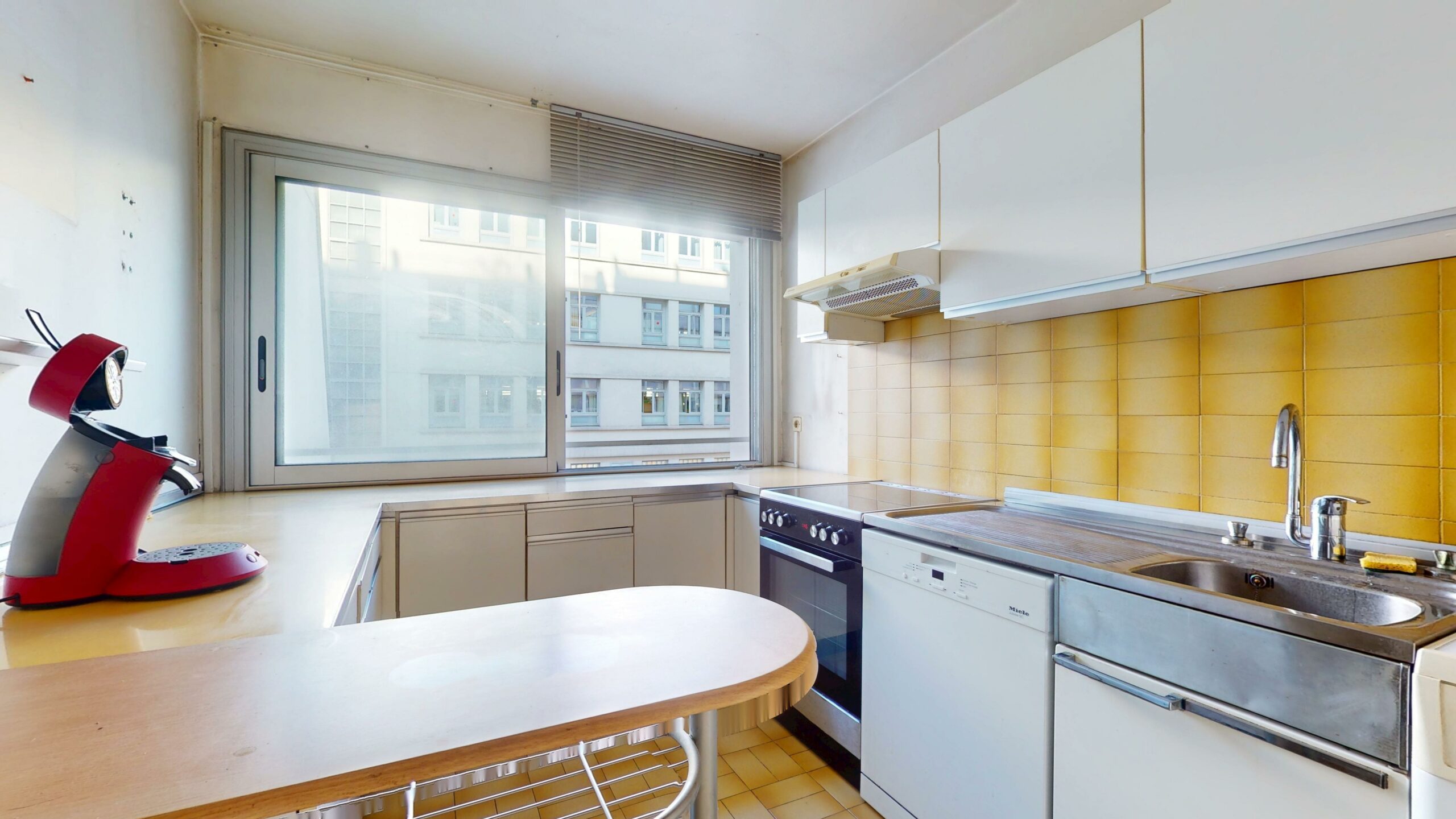 Cuisine indépendante aménagée et équipée — appartement 4 pièces 92 m², rue de l'Aqueduc, Paris 10e
