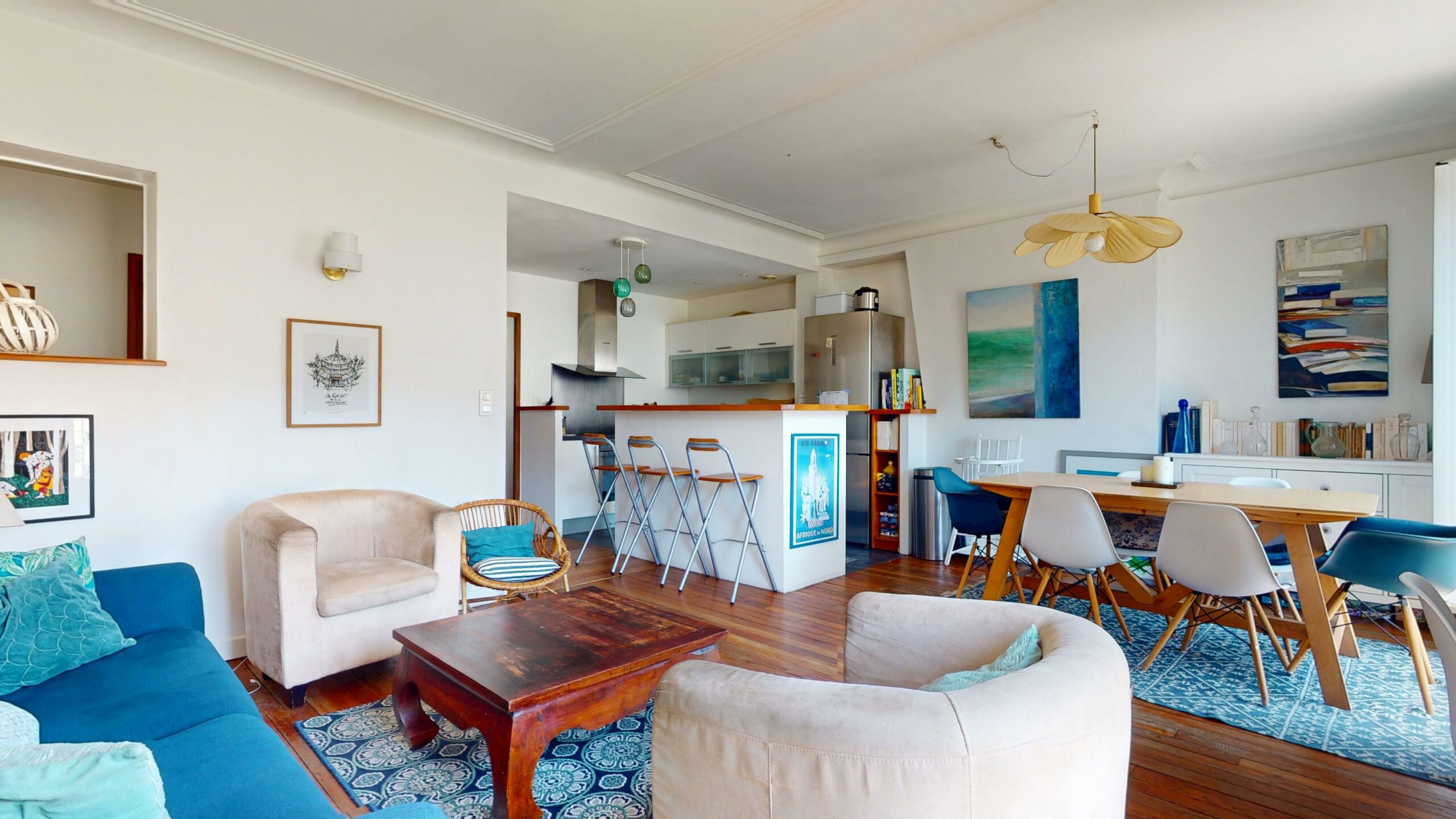 Séjour traversant baigné de lumière — appartement 4 pièces, rue Demarquay, Paris 10e