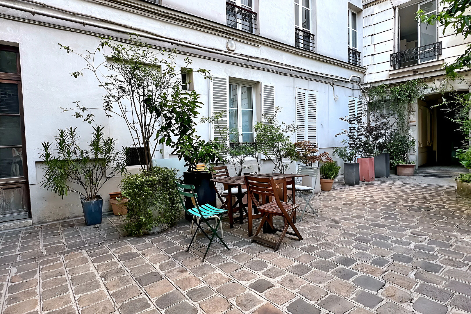 Cour pavée et végétalisée de l'immeuble — rue du Faubourg Poissonnière, Paris 10e