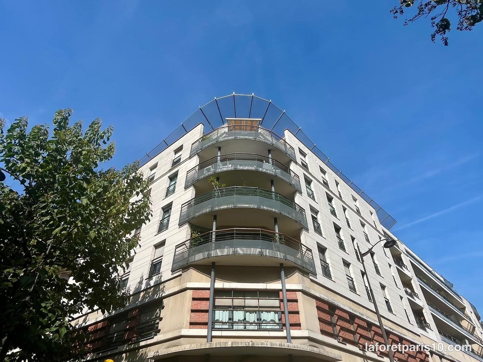You are currently viewing 10 avenue de Laumière, Paris 19e — immeuble contemporain de 1999 à l&rsquo;angle de la rue du Rhin