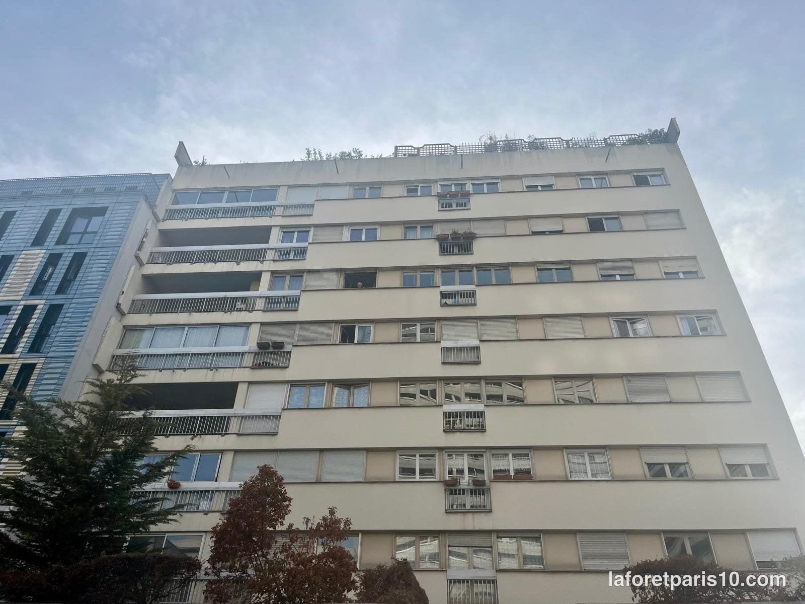 You are currently viewing 17 rue de Lorraine, Paris 19e — résidence des années 1970 avec loggias