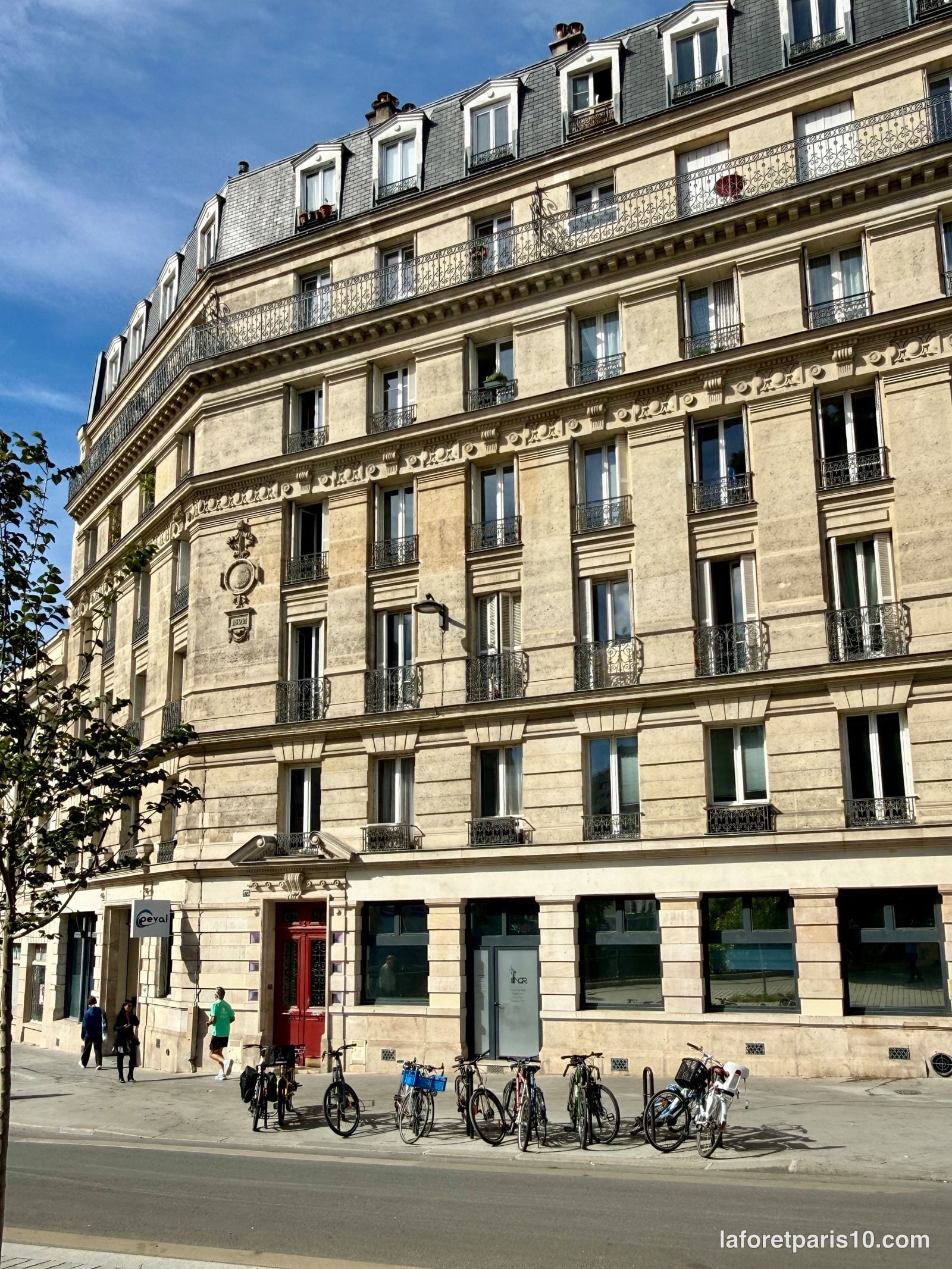 Façade du 173 quai de Valmy, Paris 10e, face au canal Saint-Martin