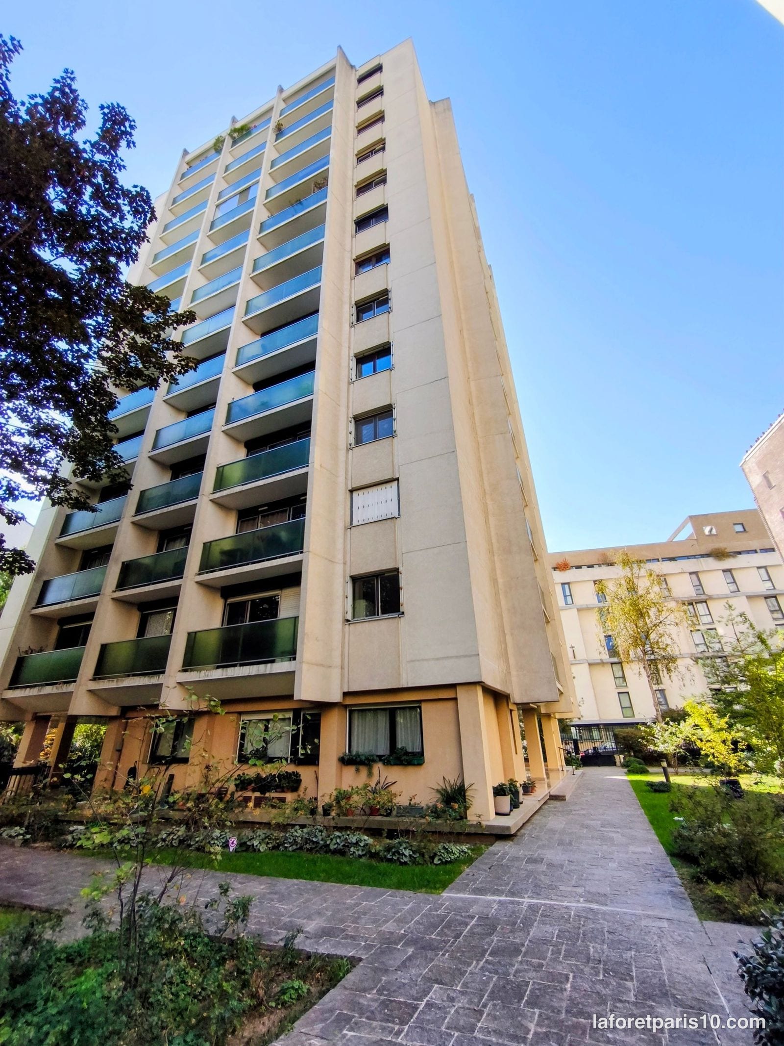 You are currently viewing 18 rue Euryale-Dehaynin, Paris 19e — résidence des années 1970 avec jardin privatif