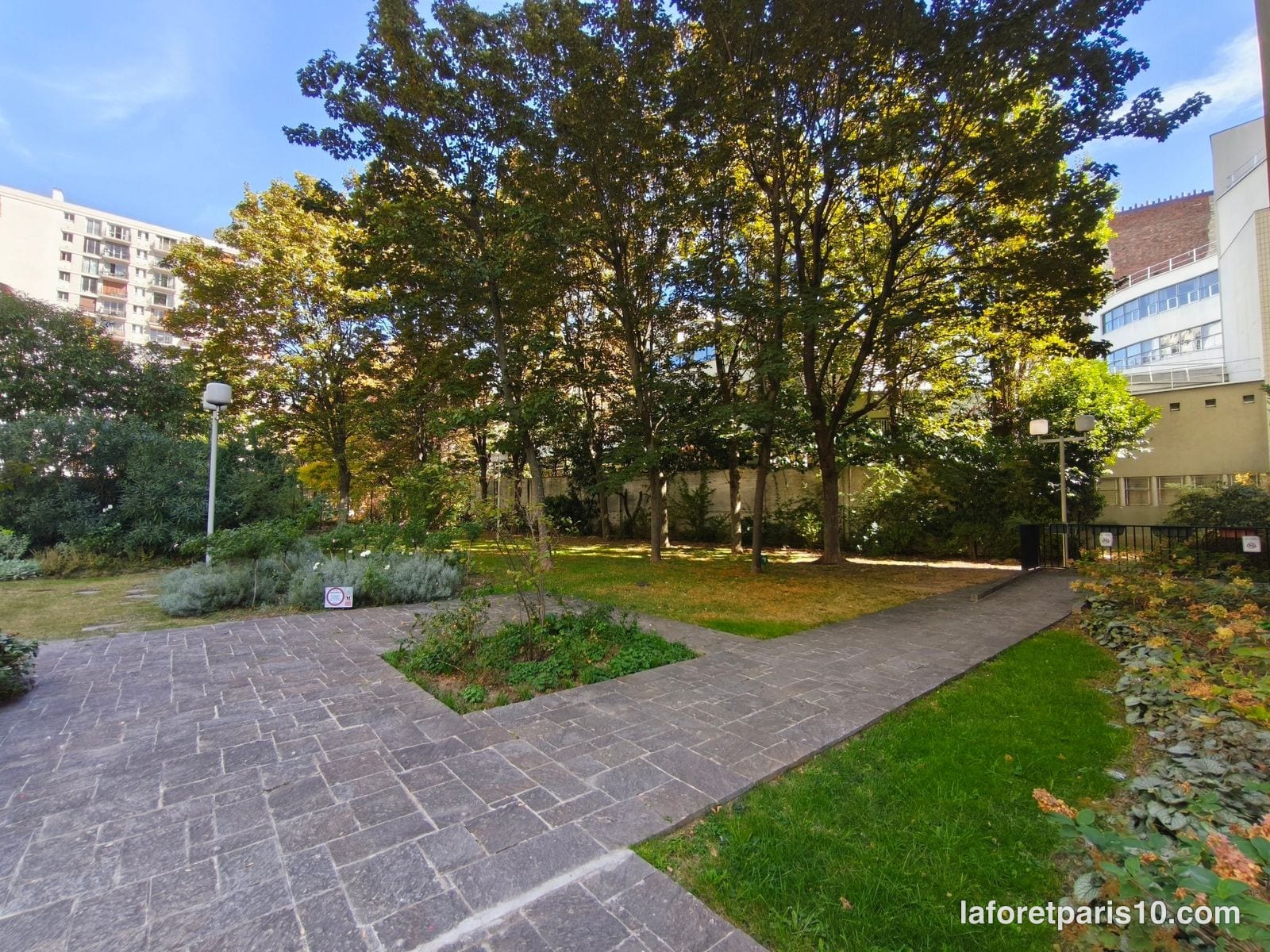 Jardin arboré privatif de la résidence du 18 rue Euryale-Dehaynin, Paris 19e