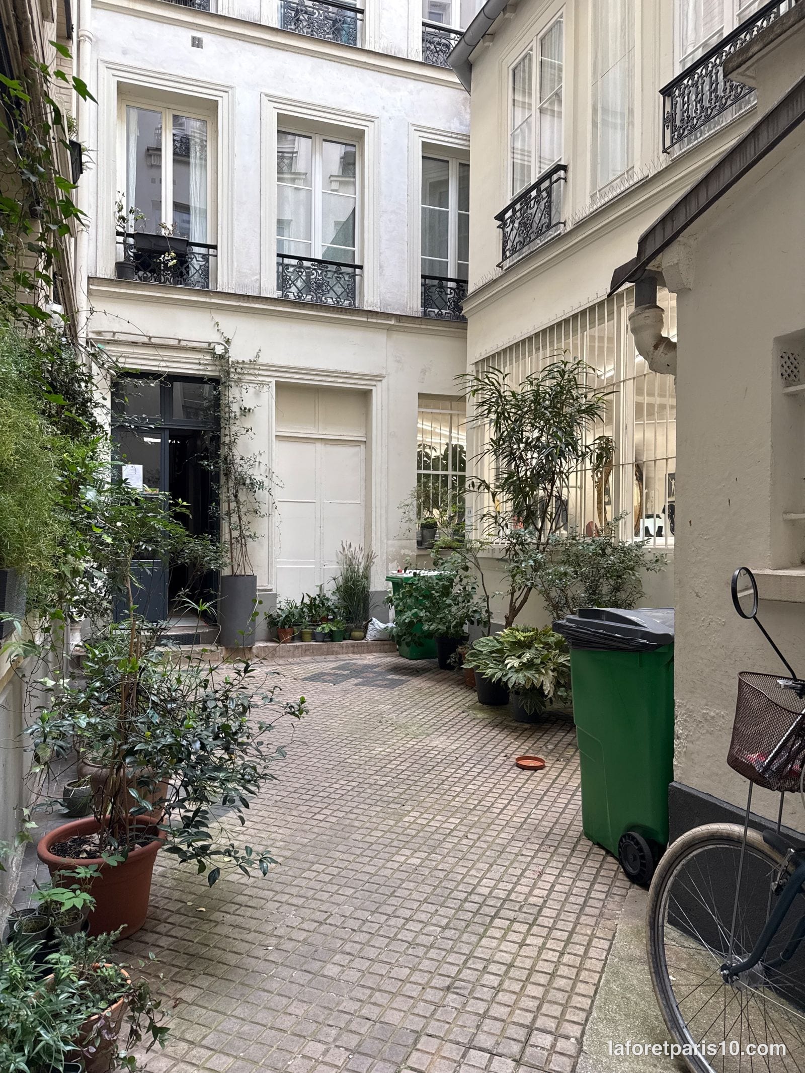 Cour intérieure pavée et plantée du 28 rue d'Enghien, Paris 10e