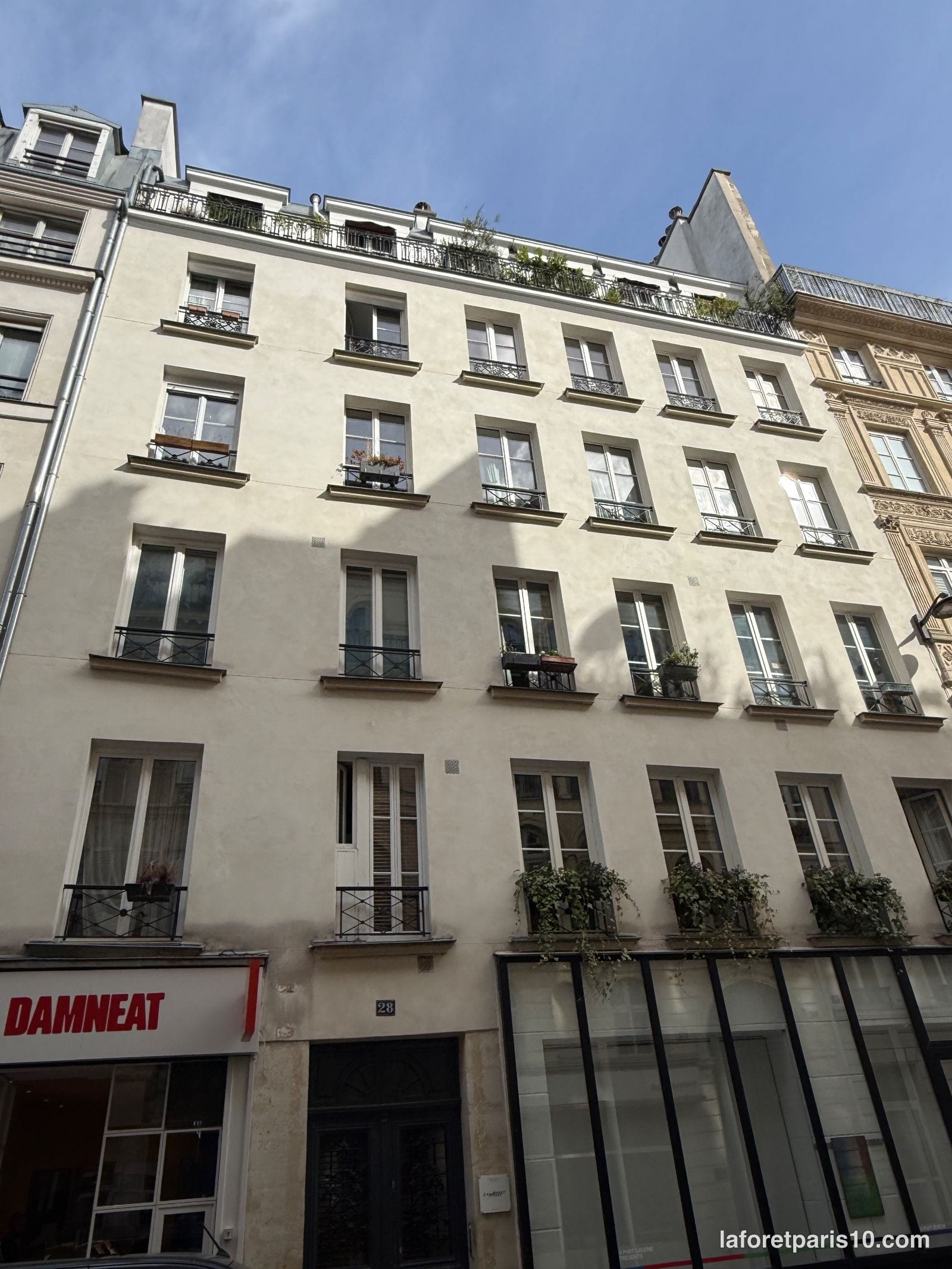 You are currently viewing 28 rue d&rsquo;Enghien, Paris 10e — immeuble sur cour pavée, à 220 m du métro Bonne Nouvelle