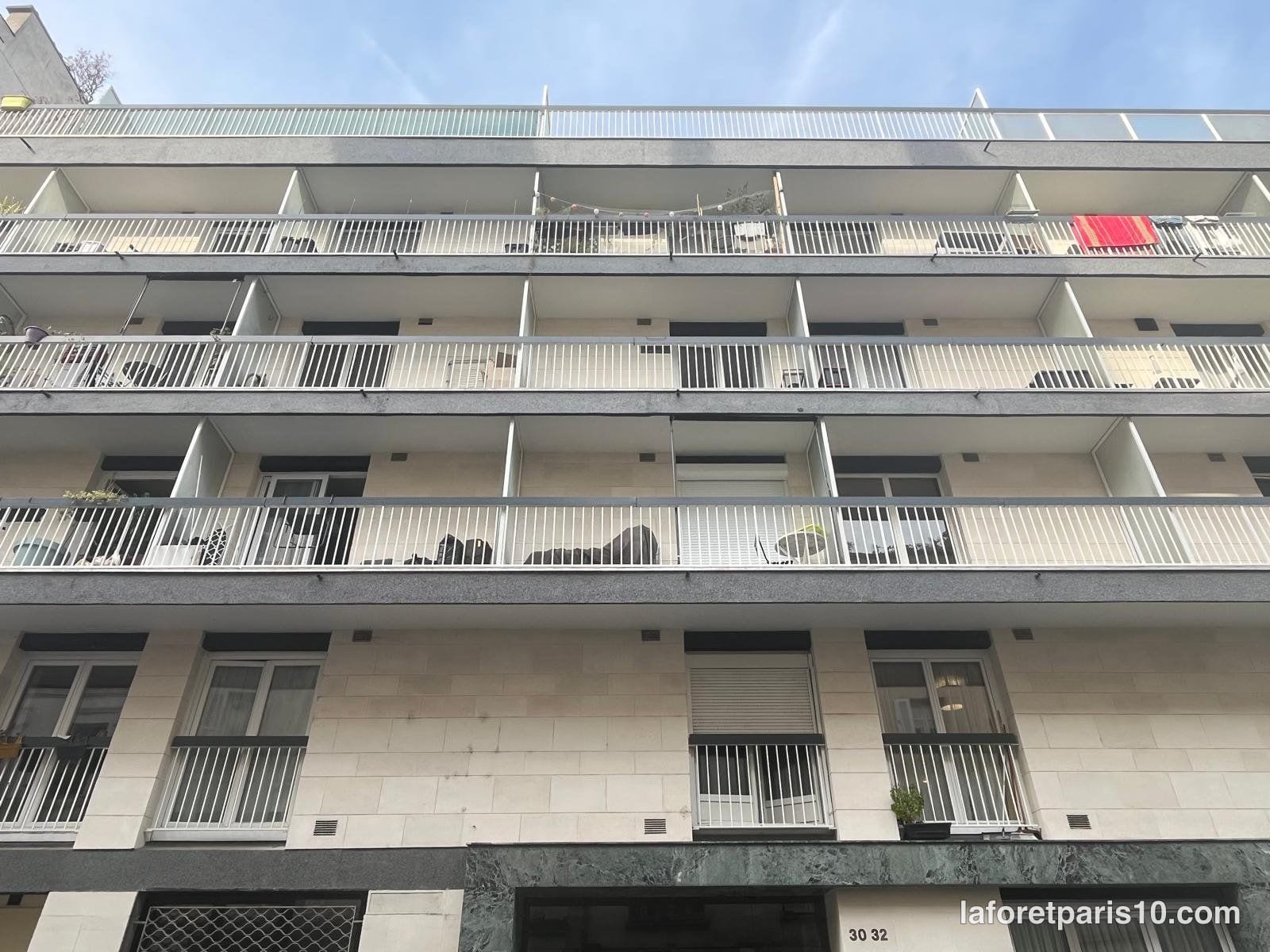 You are currently viewing 30-32 rue de Lorraine, Paris 19e — immeuble de 1968 à terrasses, ravalé en 2022