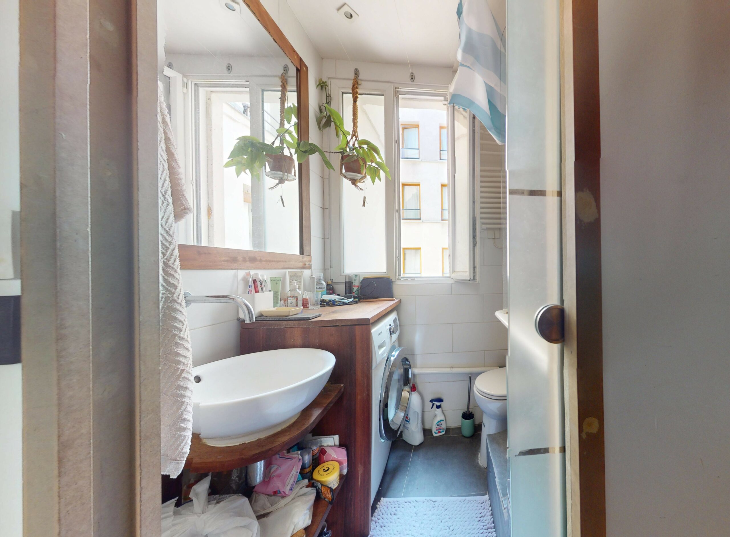 Salle d'eau avec fenêtre — appartement 2 pièces 37 m², rue d'Aubervilliers, Paris 19e