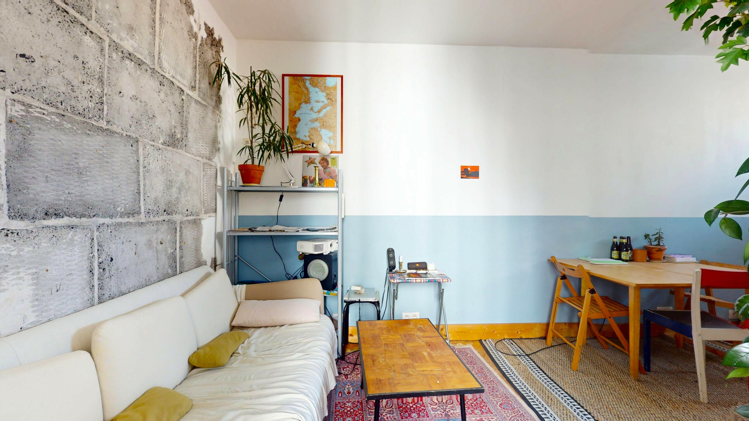 Séjour esprit loft avec cuisine ouverte — appartement 2 pièces 37 m², rue d'Aubervilliers, Paris 19e
