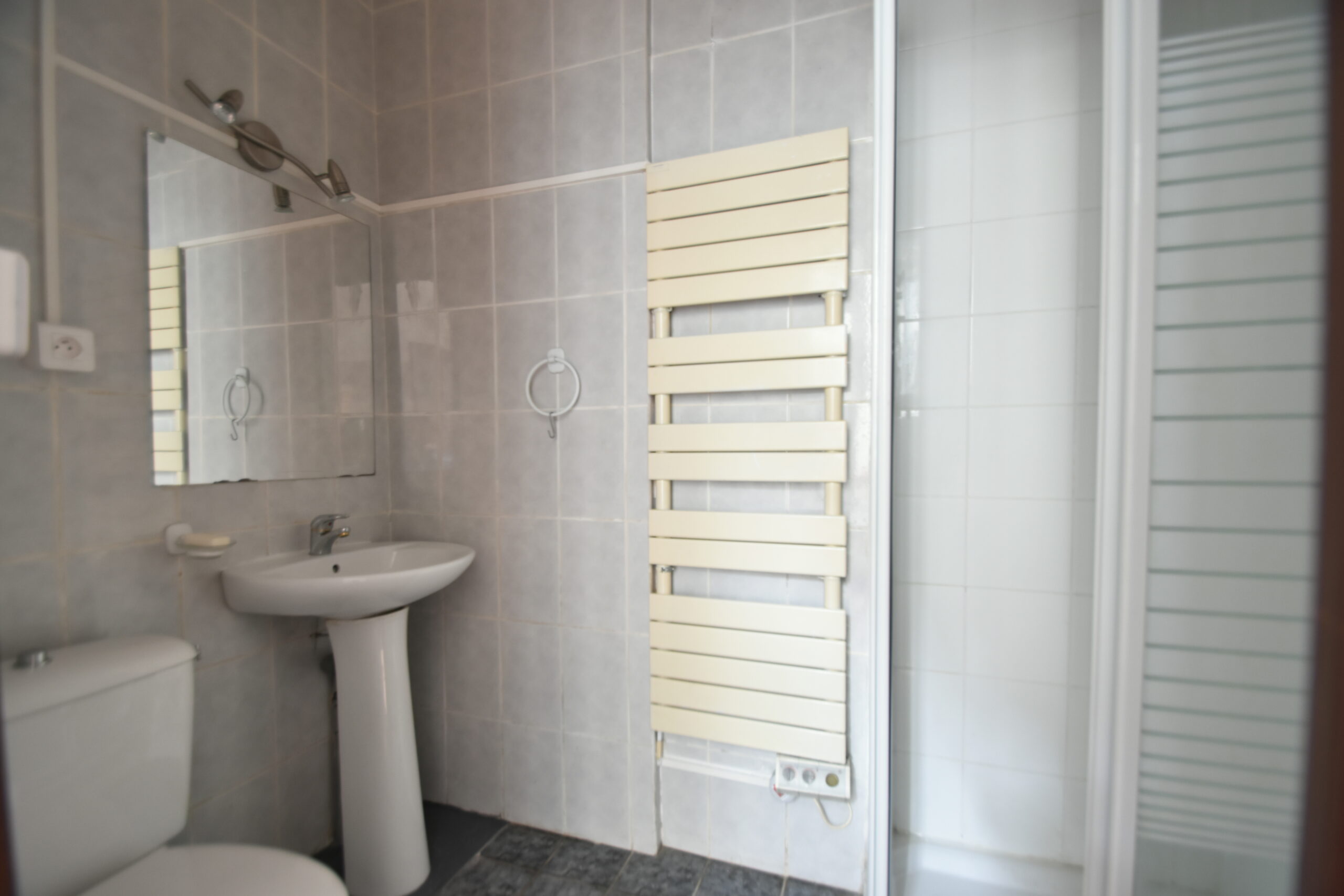 Salle d'eau avec WC — appartement 2 pièces 27 m², rue d'Aubervilliers, Paris 19e