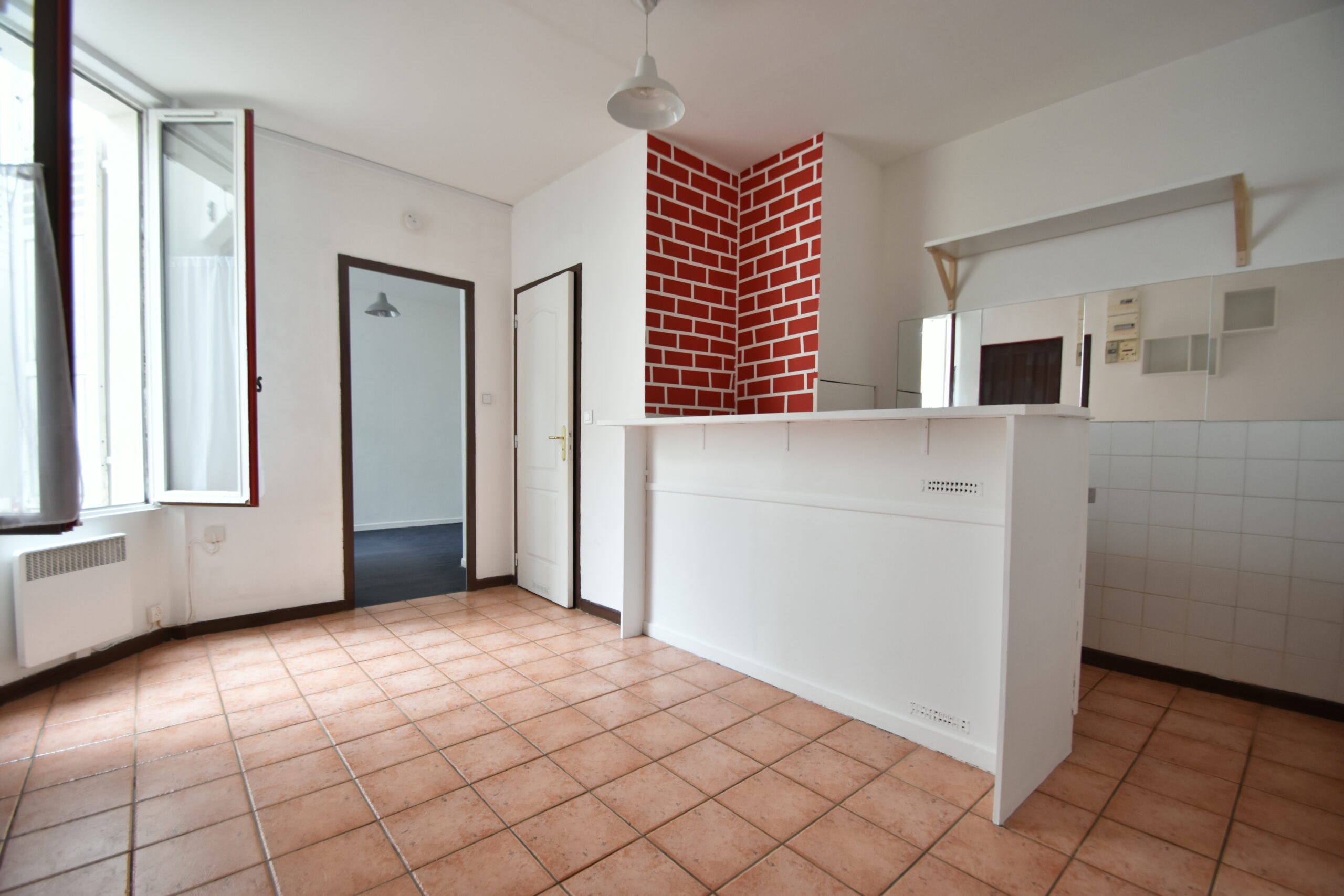 Pièce principale avec cuisine ouverte — appartement 2 pièces 27 m², rue d'Aubervilliers, Paris 19e