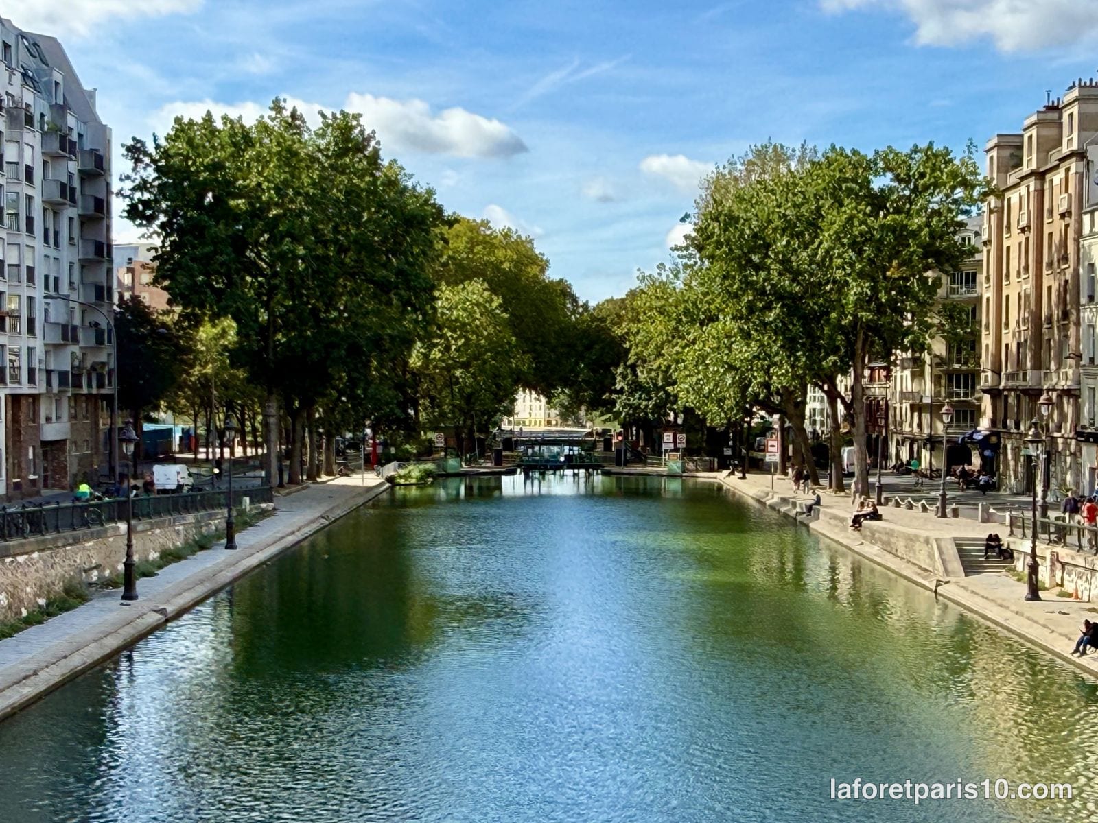 Immeubles haussmanniens le long du canal Saint-Martin, Paris 10e