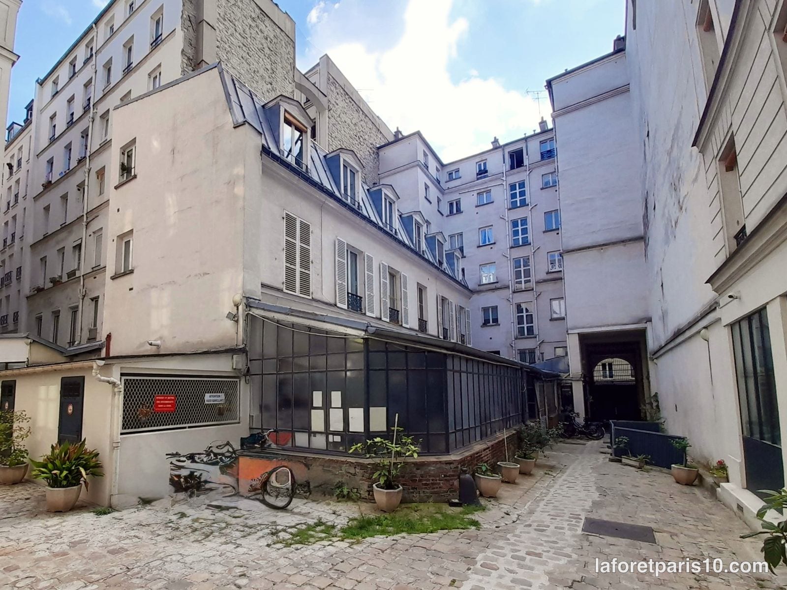 Cour pavée du 10 rue de Paradis, Paris 10e, avec atelier vitré et bâtiments sur cour