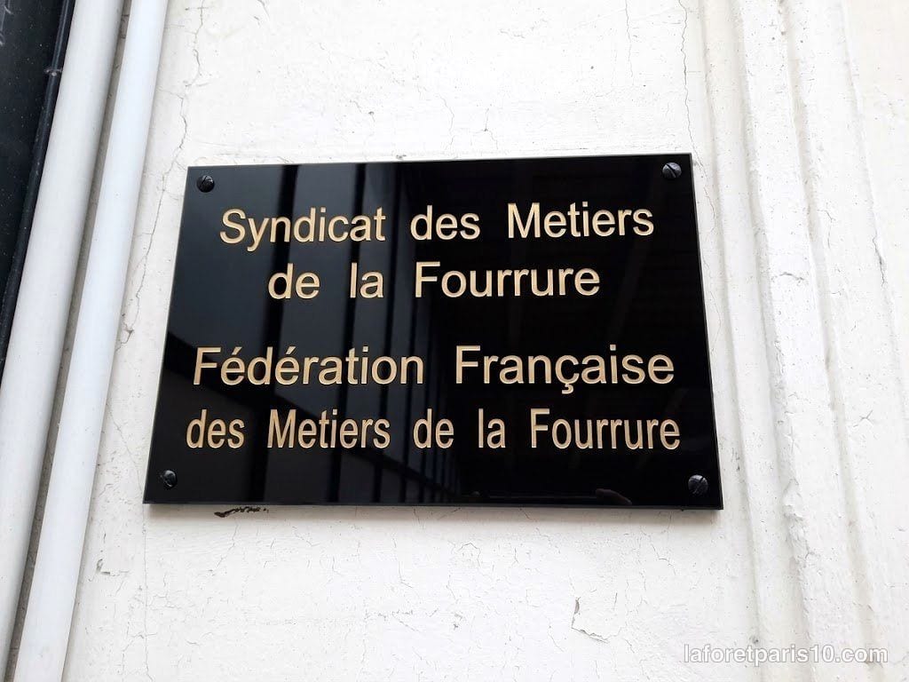 Plaque du Syndicat et de la Fédération française des métiers de la fourrure au 10 rue de Paradis, Paris 10e