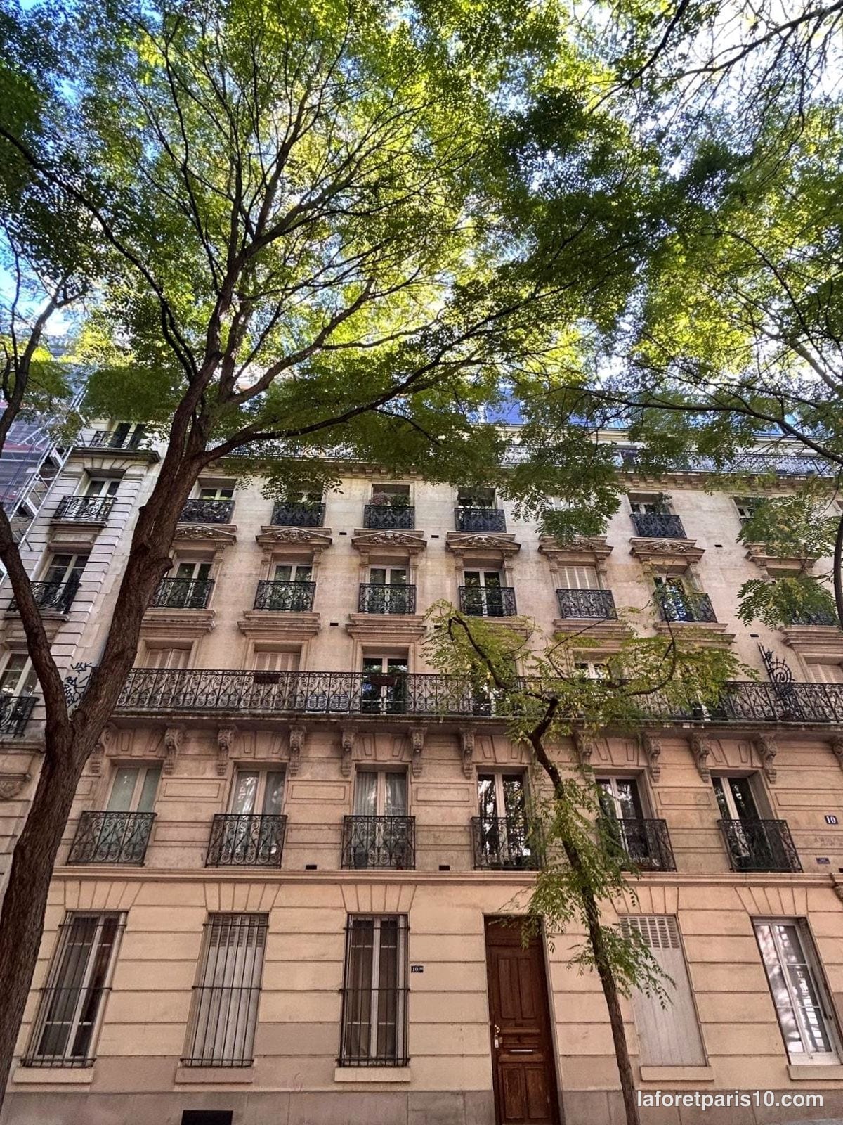 You are currently viewing 10 rue Meynadier, Paris 19e — immeuble en pierre de taille sous les arbres