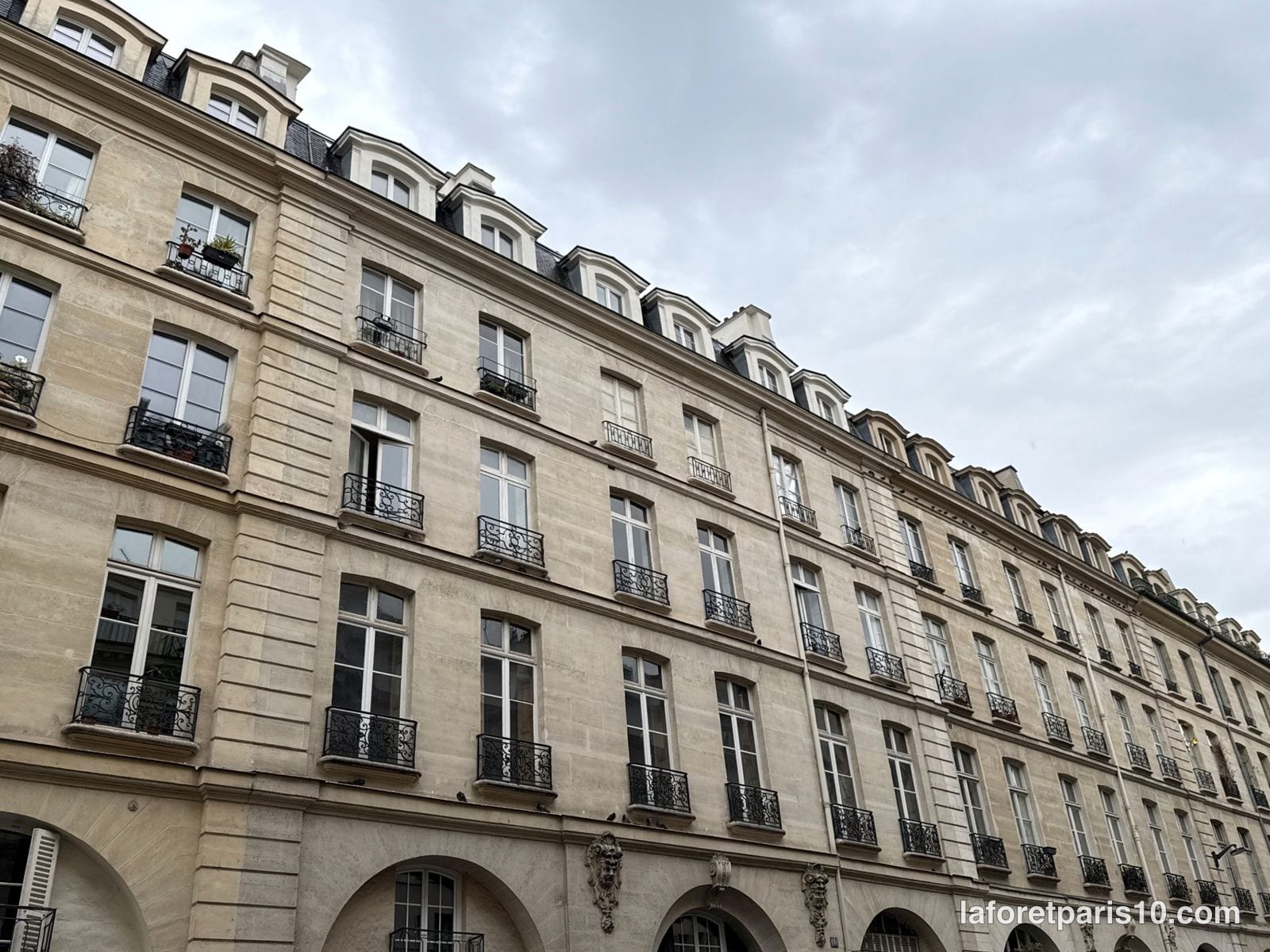 You are currently viewing 101 rue du Faubourg Saint-Denis, Paris 10e — longue façade à arcades