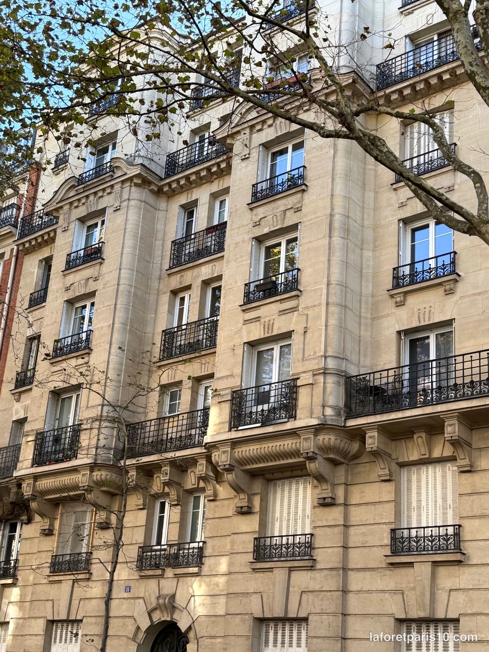 You are currently viewing 11 rue Armand Carrel, Paris 19e — immeuble en pierre de taille à bow-windows