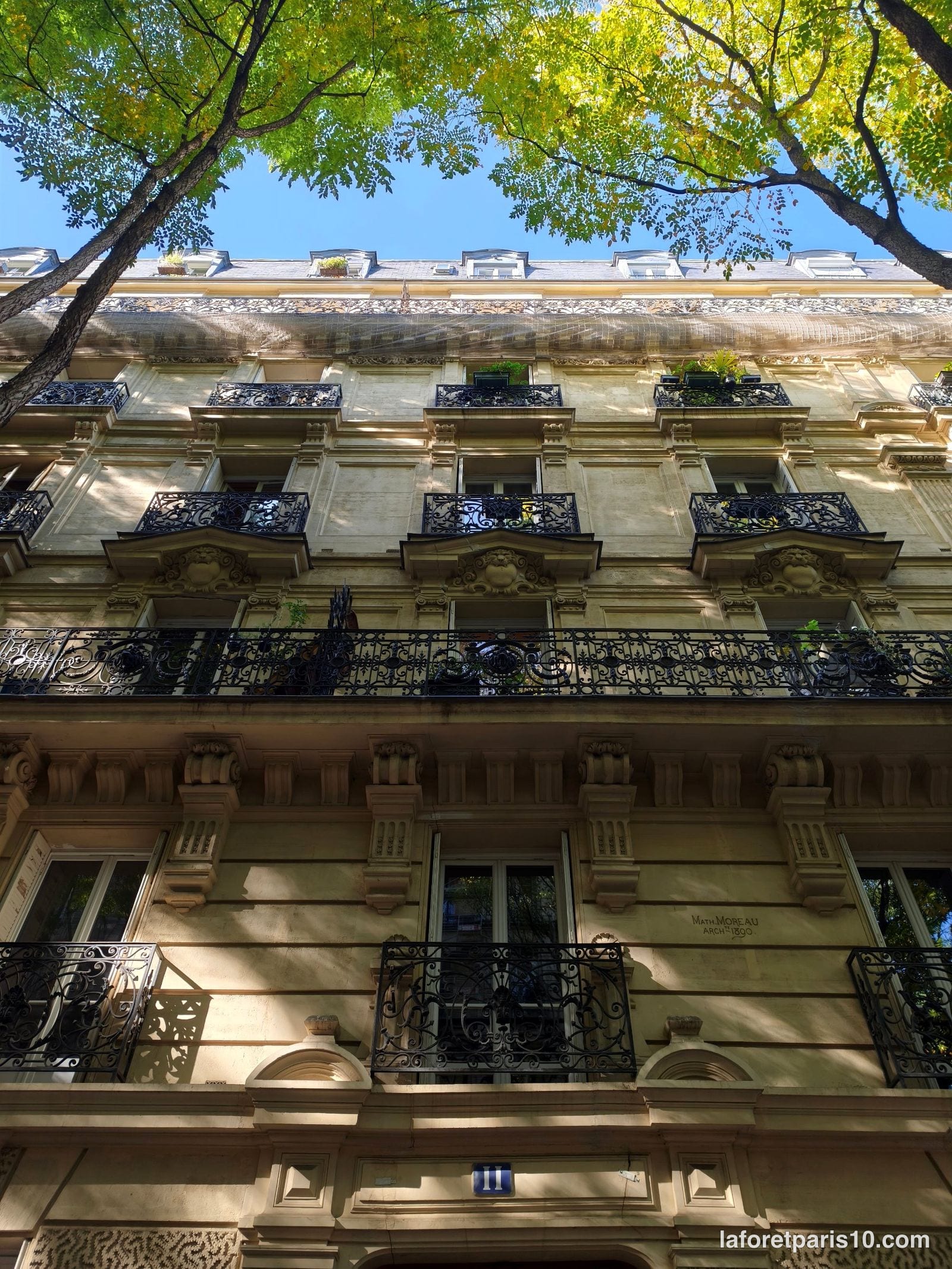 You are currently viewing 11 rue Meynadier, Paris 19e — immeuble de 1893 à frontons sculptés