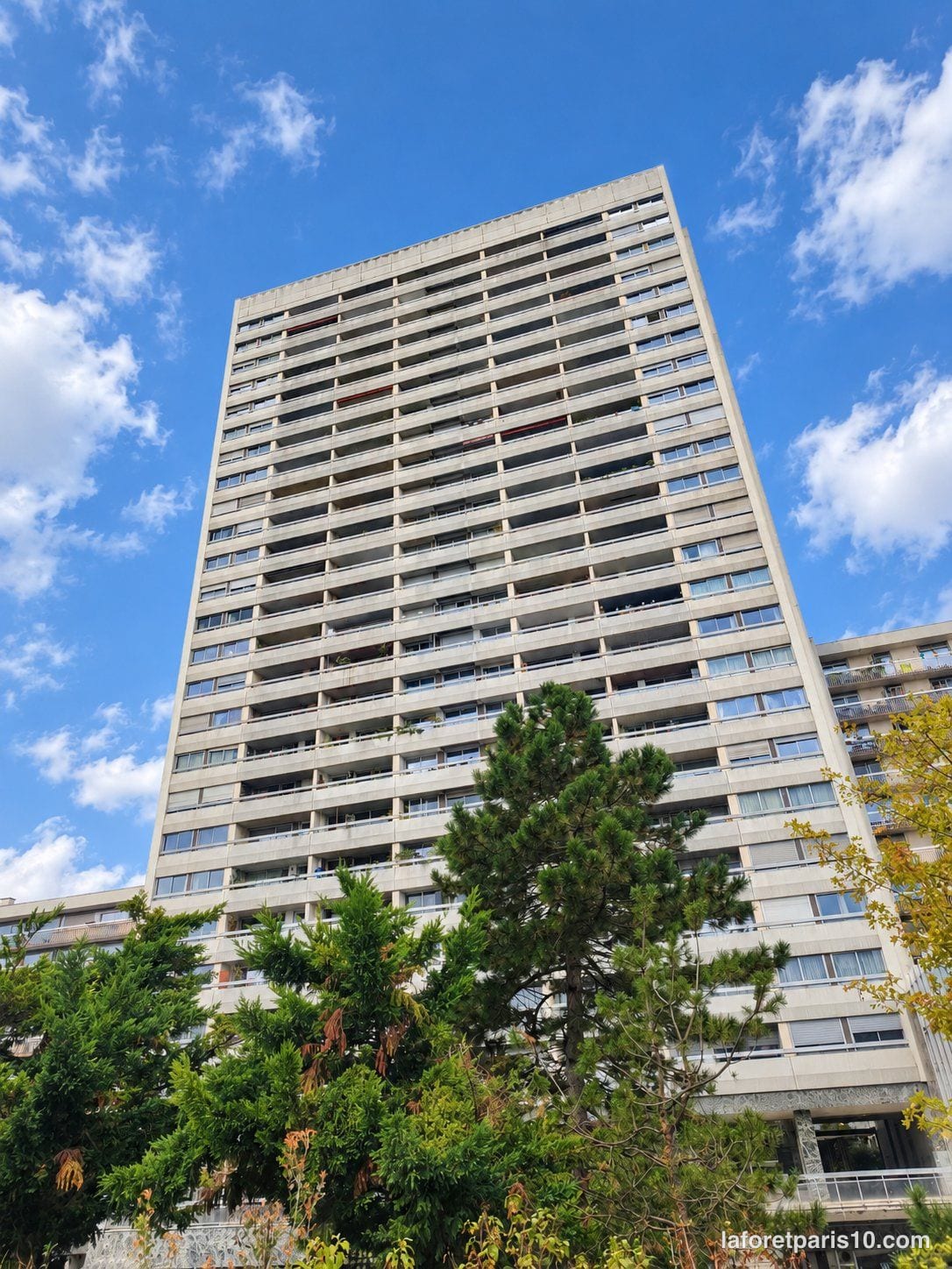 You are currently viewing 118-130 avenue Jean Jaurès, Paris 19e — résidence Le Belvédère, tour de 1972 avec piscine