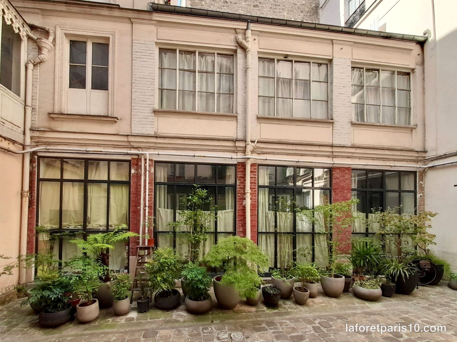 Ancien atelier à grandes verrières sur cour au 12 rue de Paradis, Paris 10e