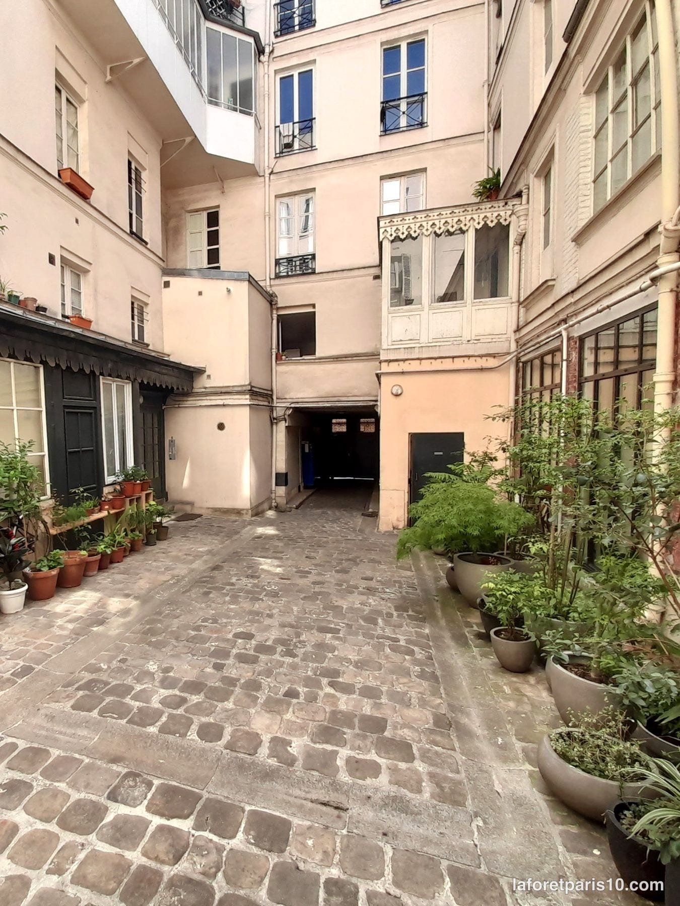 Cour pavée et plantée du 12 rue de Paradis, Paris 10e