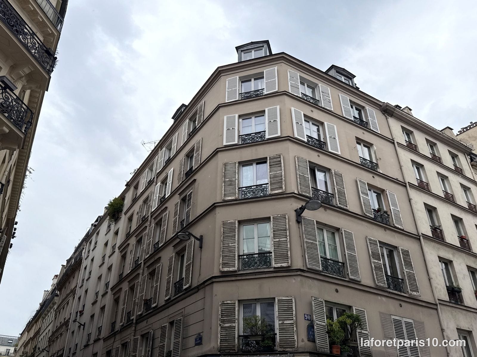 You are currently viewing 13 rue Jarry, Paris 10e — immeuble d&rsquo;angle à persiennes