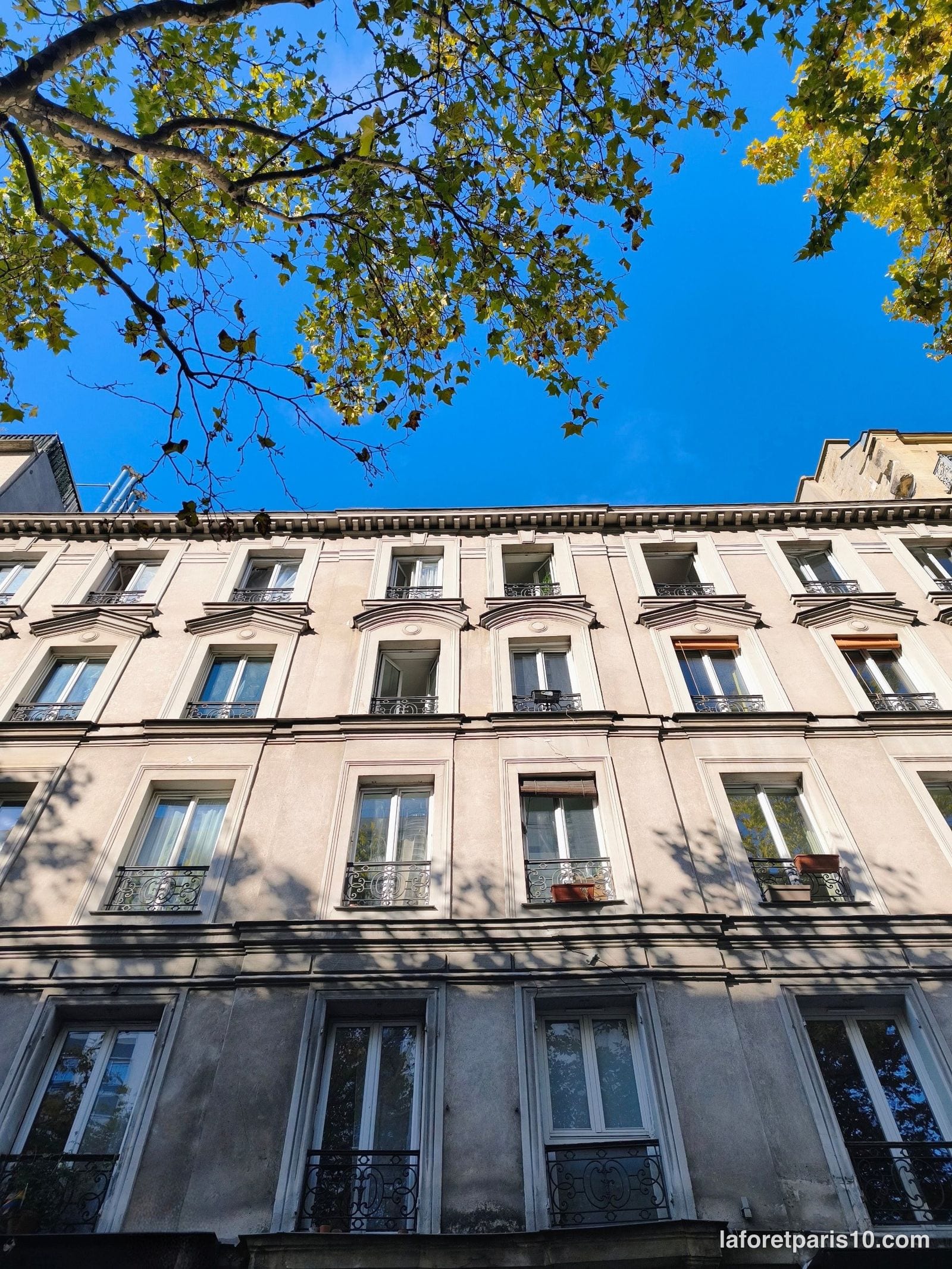 You are currently viewing 137 avenue Jean Jaurès, Paris 19e — immeuble de 1880 à frontons