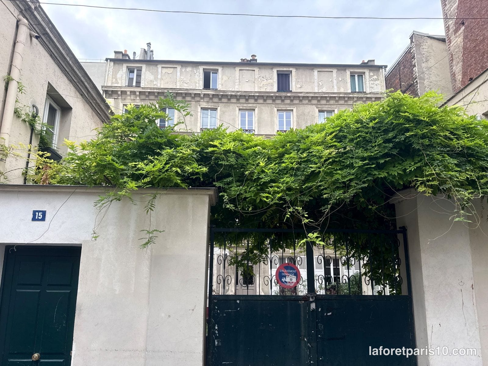 You are currently viewing 15 rue Alexandre Parodi, Paris 10e — immeuble de 1840 en fond de cour, derrière un portail à glycine