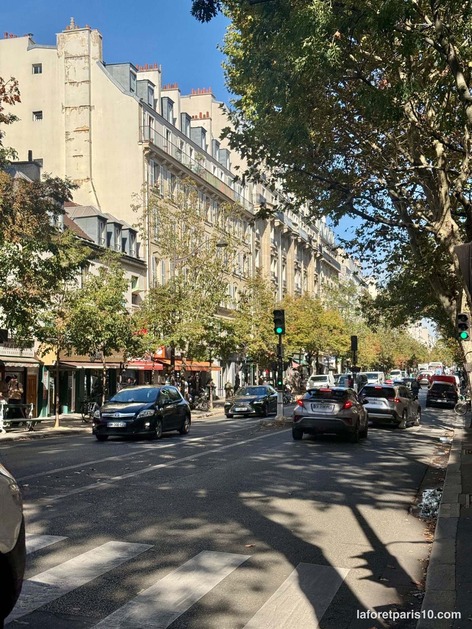 La rue du Faubourg Saint-Martin bordée de platanes, à la hauteur du 185, Paris 10e