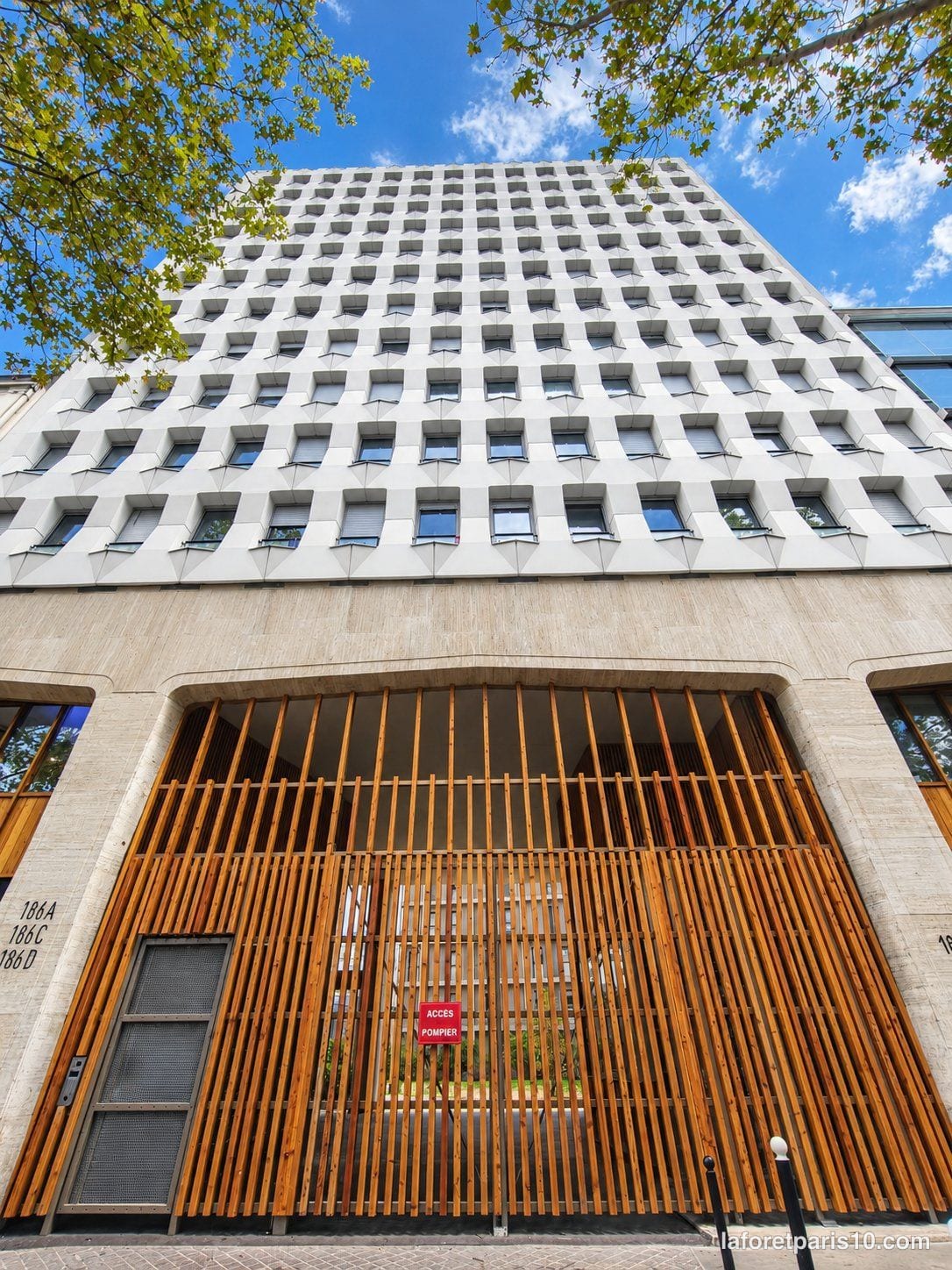 You are currently viewing 186 avenue Jean Jaurès, Paris 19e — immeuble de 1970 à claustra de bois