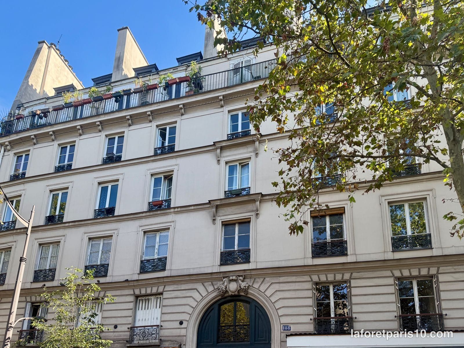 You are currently viewing 188 rue du Faubourg Saint-Martin, Paris 10e — immeuble de 1890 et sa cour vers la rue Eugène-Varlin