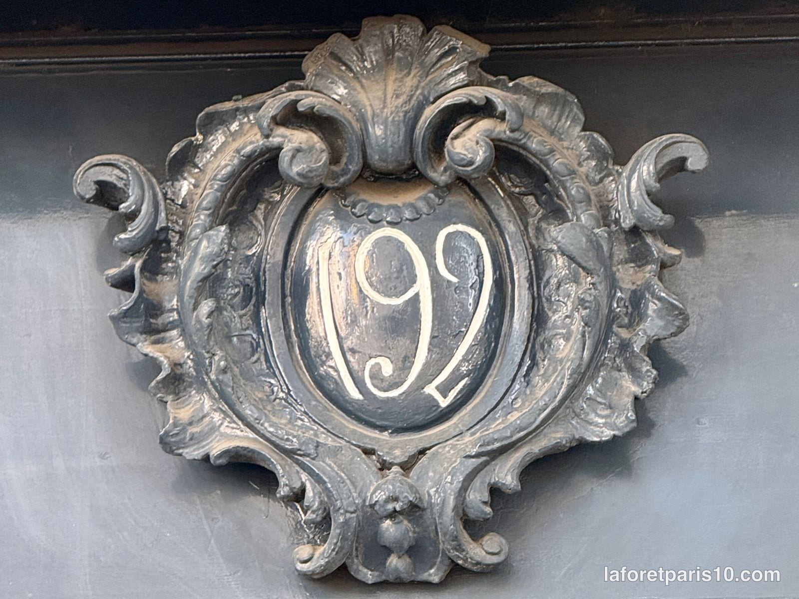 You are currently viewing 192 rue du Faubourg Saint-Martin, Paris 10e — immeuble au cartouche rocaille, métro Château-Landon