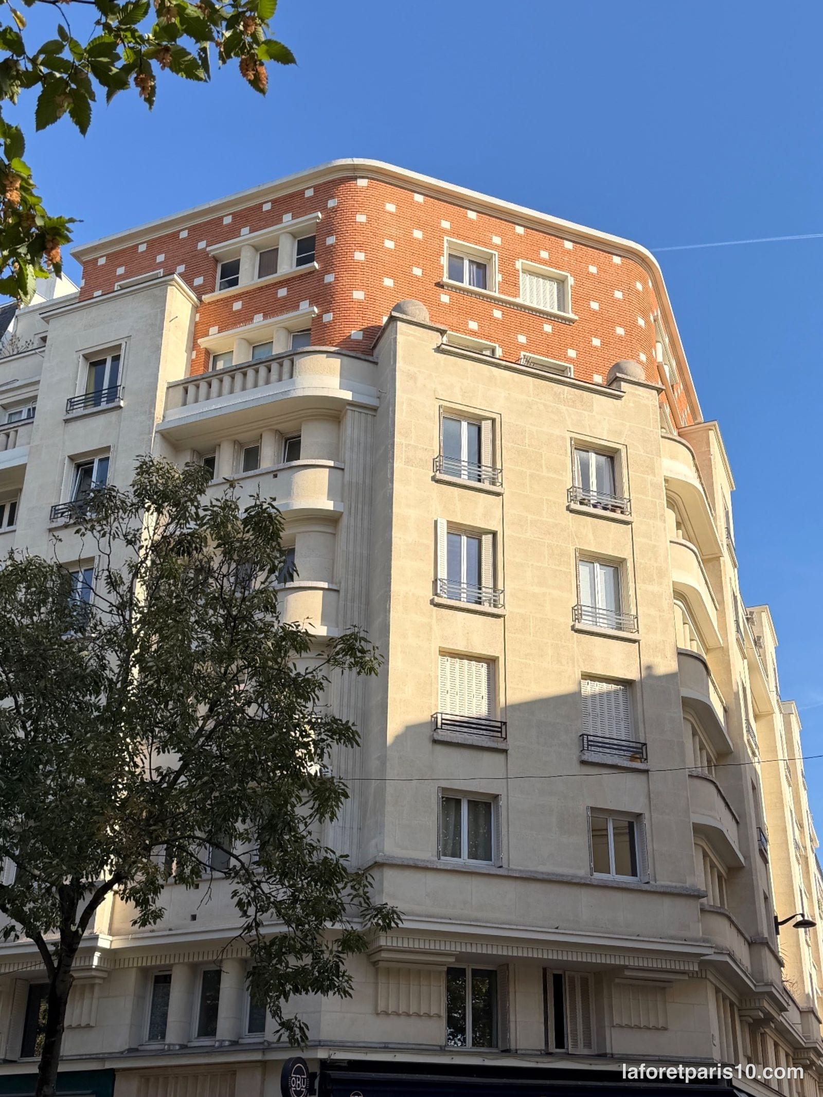 You are currently viewing 200 rue du Faubourg Saint-Martin, Paris 10e — immeuble d&rsquo;angle à couronnement de brique