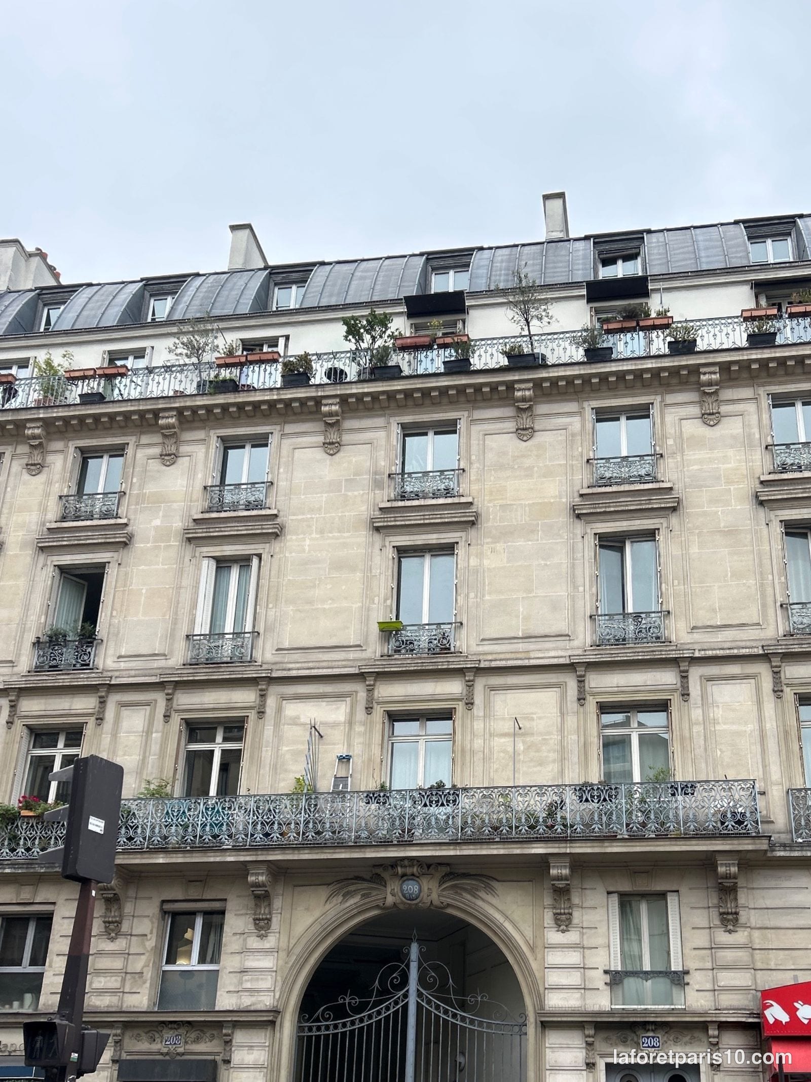 Étages et comble de la façade des 208 et 208 bis rue La Fayette, Paris 10e, à balcons filants en fer forgé