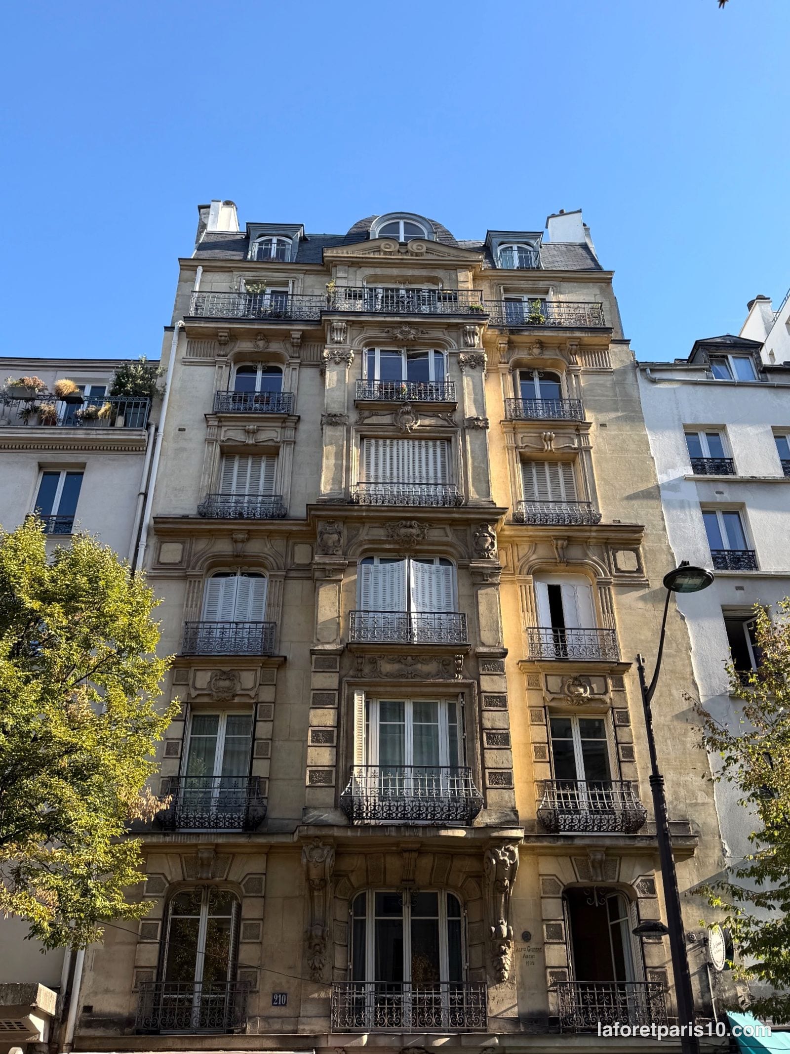 You are currently viewing 210 rue du Faubourg Saint-Martin, Paris 10e — immeuble sculpté à bow-window et dôme