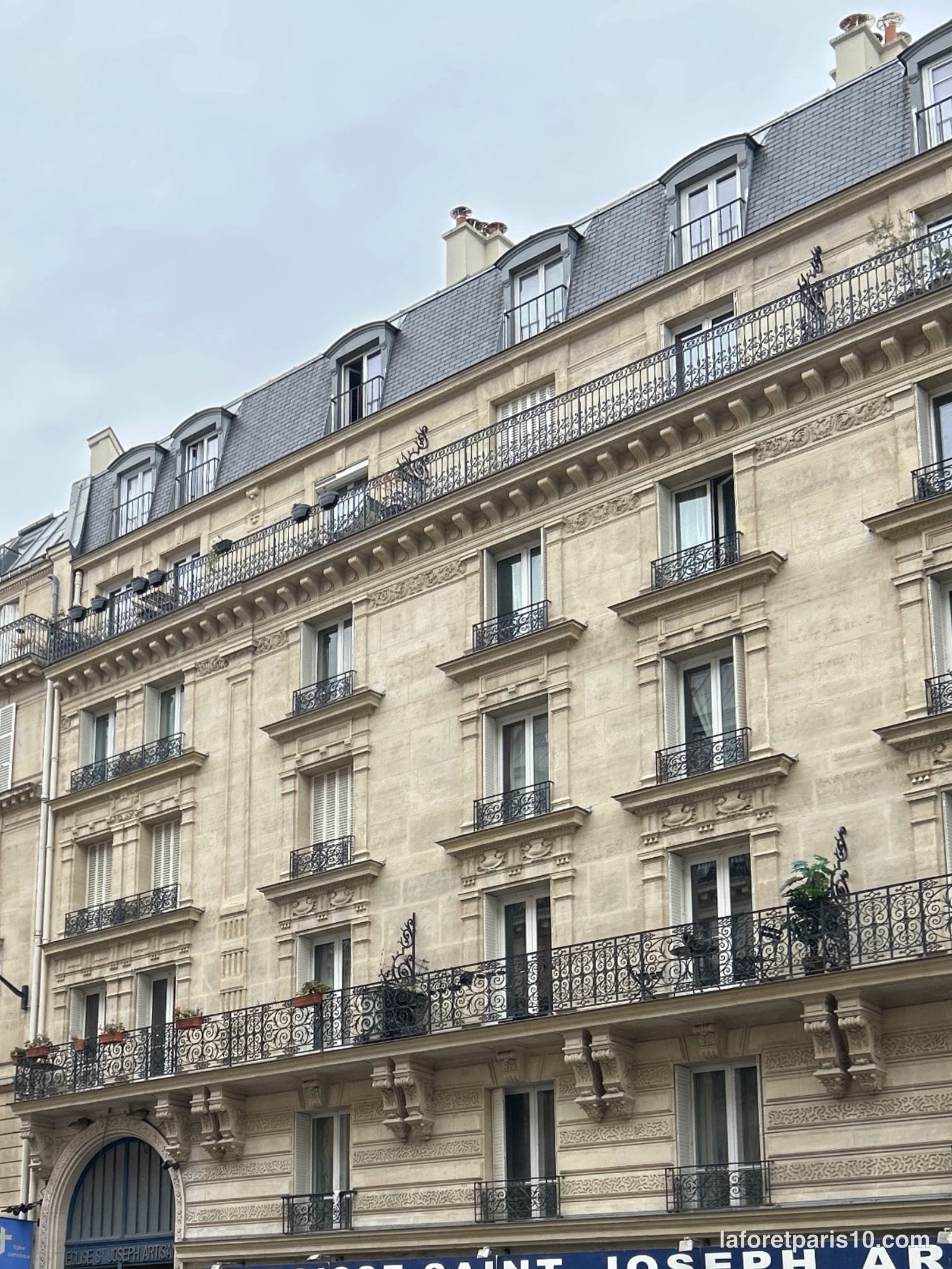 You are currently viewing 212 rue La Fayette, Paris 10e — immeuble à balcons filants et cours
