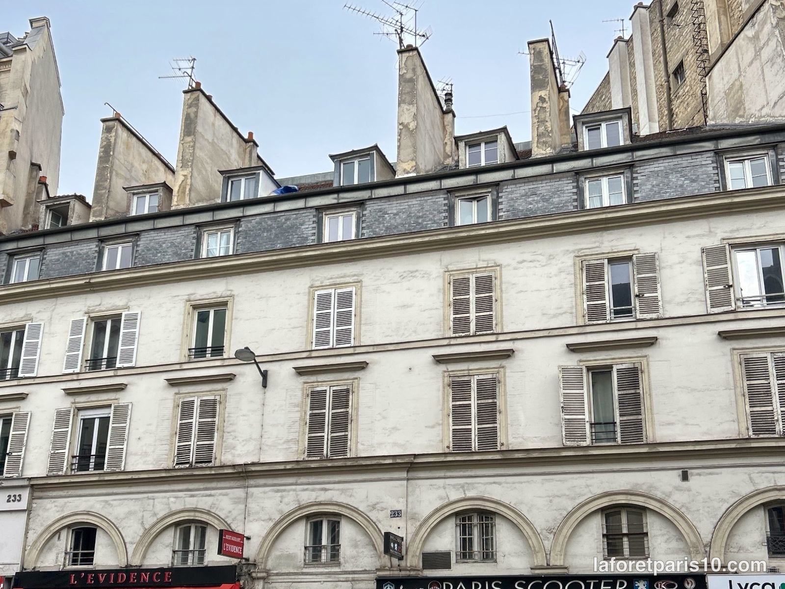 You are currently viewing 233 rue La Fayette, Paris 10e — immeuble à arcades, traversant vers le faubourg Saint-Martin