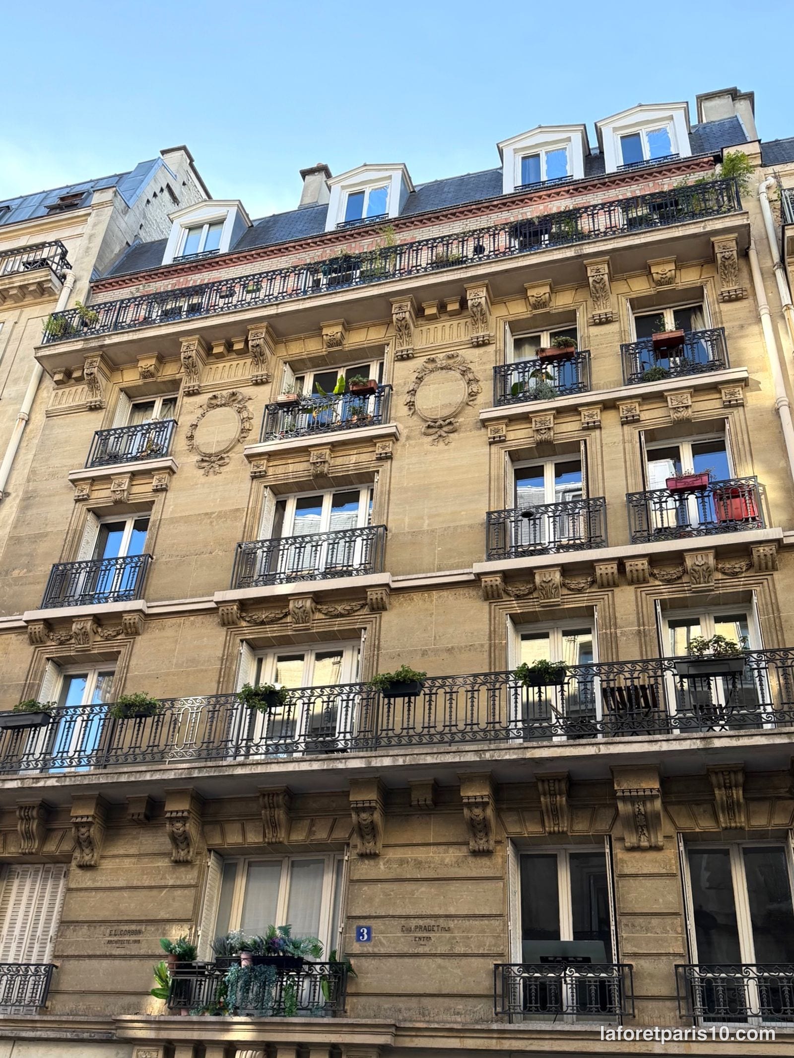 You are currently viewing 3 rue Cavendish, Paris 19e — immeuble en pierre de taille à médaillons