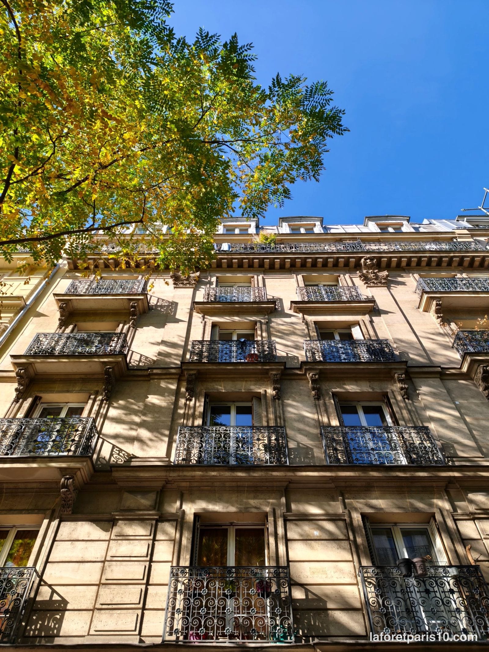 You are currently viewing 3 rue Meynadier, Paris 19e — immeuble de 1892 à deux balcons filants
