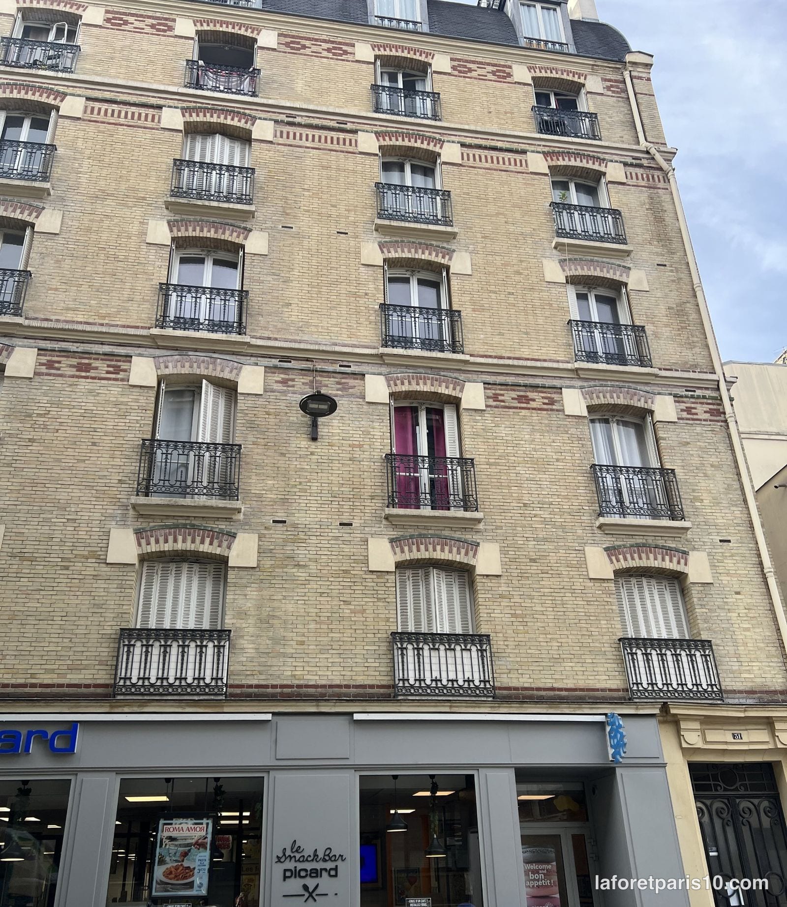 You are currently viewing 31 rue Louis Blanc, Paris 10e — immeuble de brique à frises polychromes