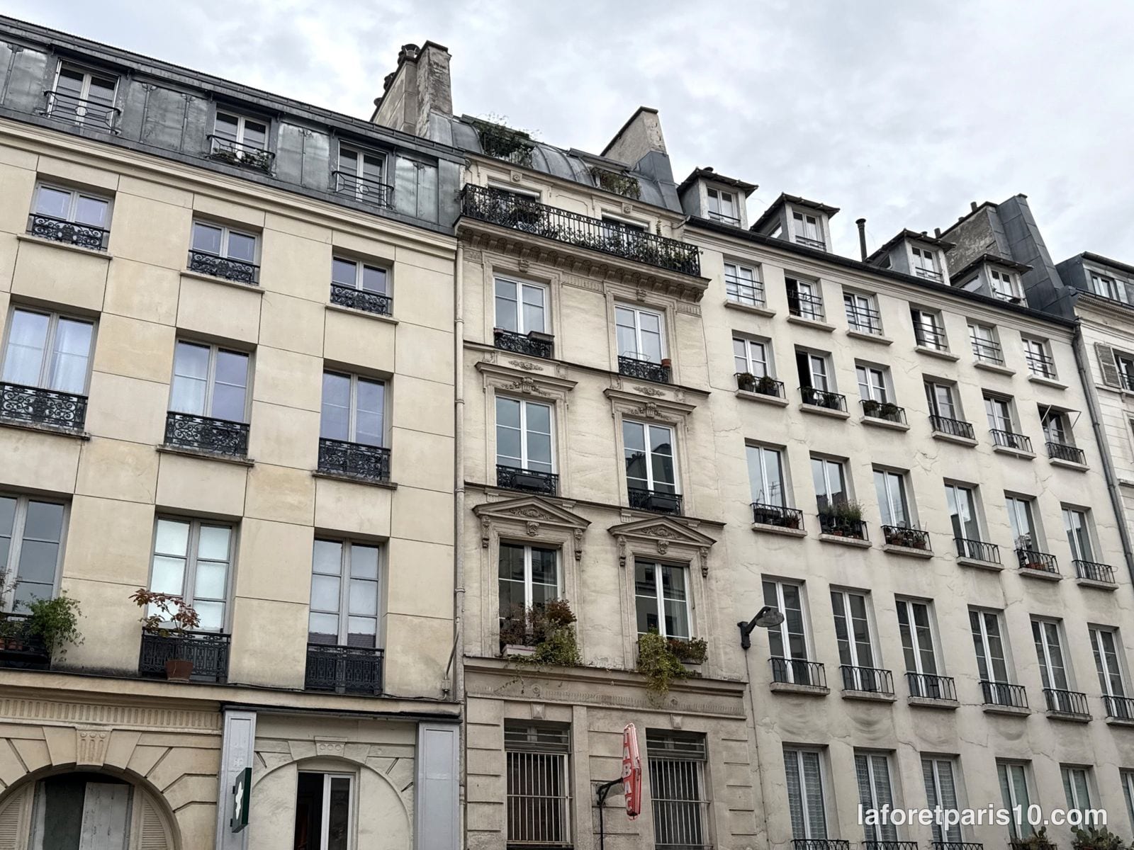 Le 37 rue du Faubourg Saint-Denis dans l'alignement des façades de la rue, Paris 10e
