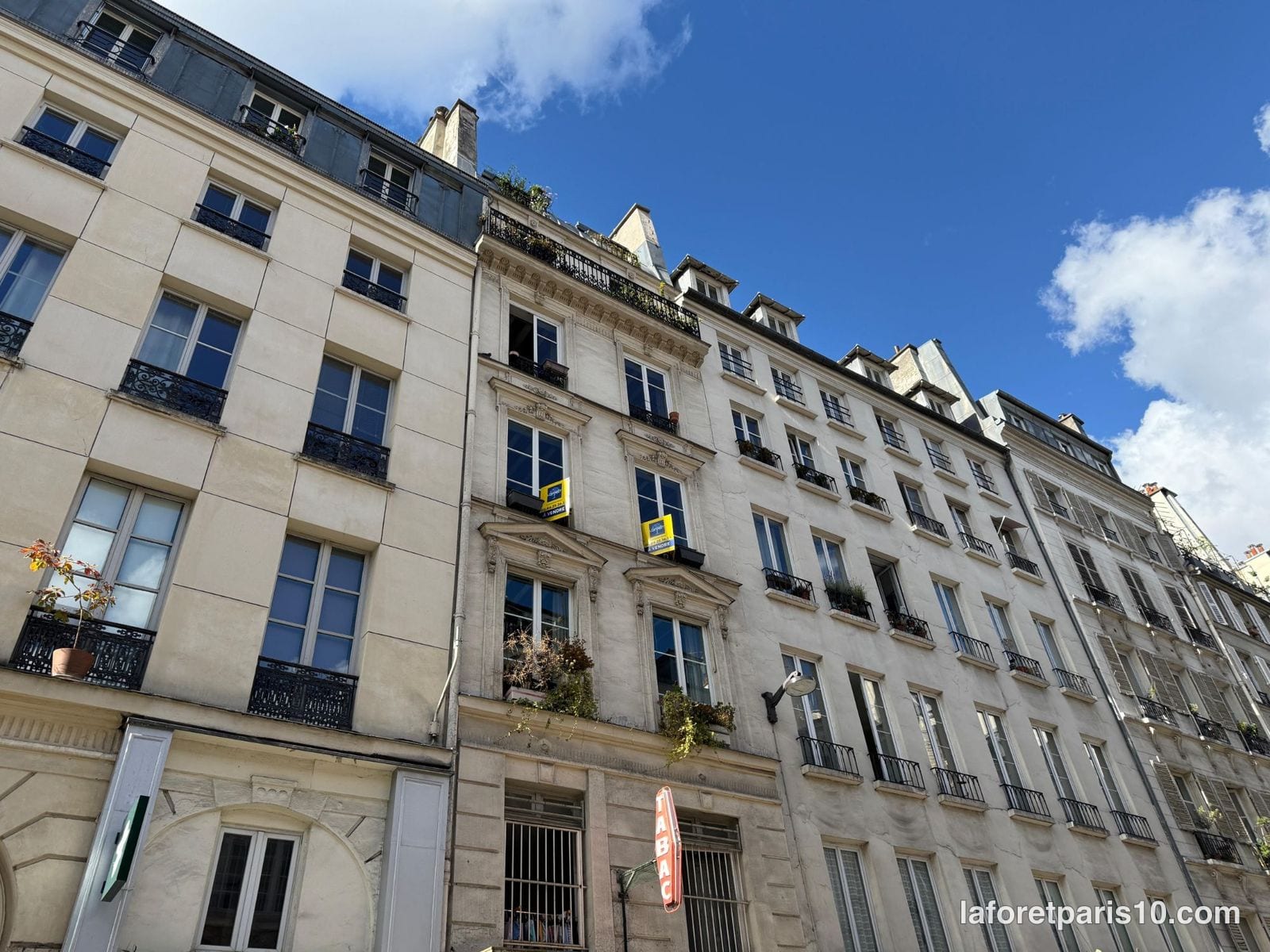 You are currently viewing 37 rue du Faubourg Saint-Denis, Paris 10e — immeuble à frontons du bas du faubourg