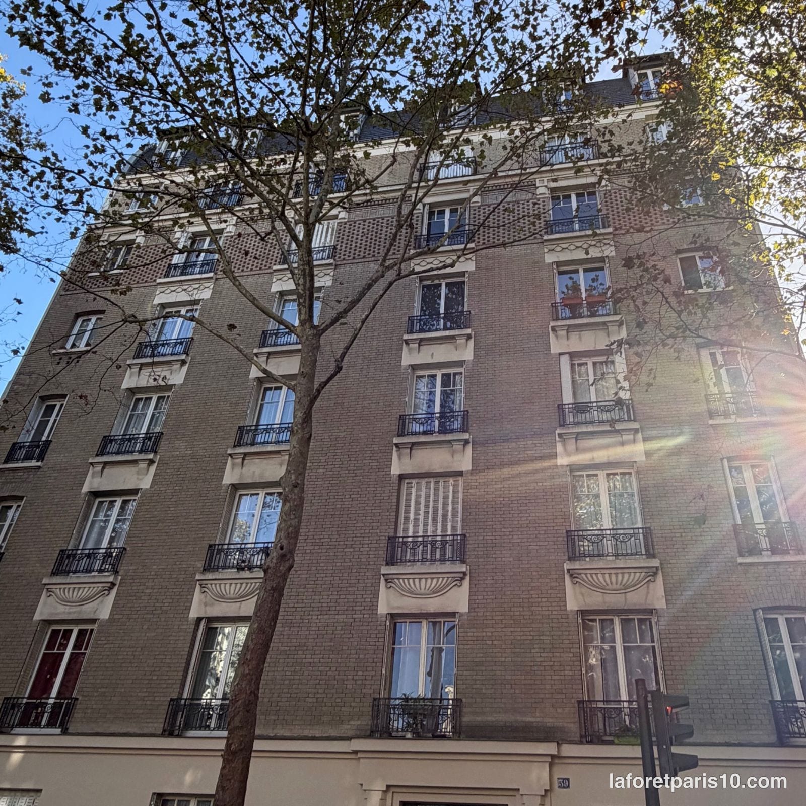 You are currently viewing 39 rue Armand Carrel, Paris 19e — immeuble de brique à consoles en éventail